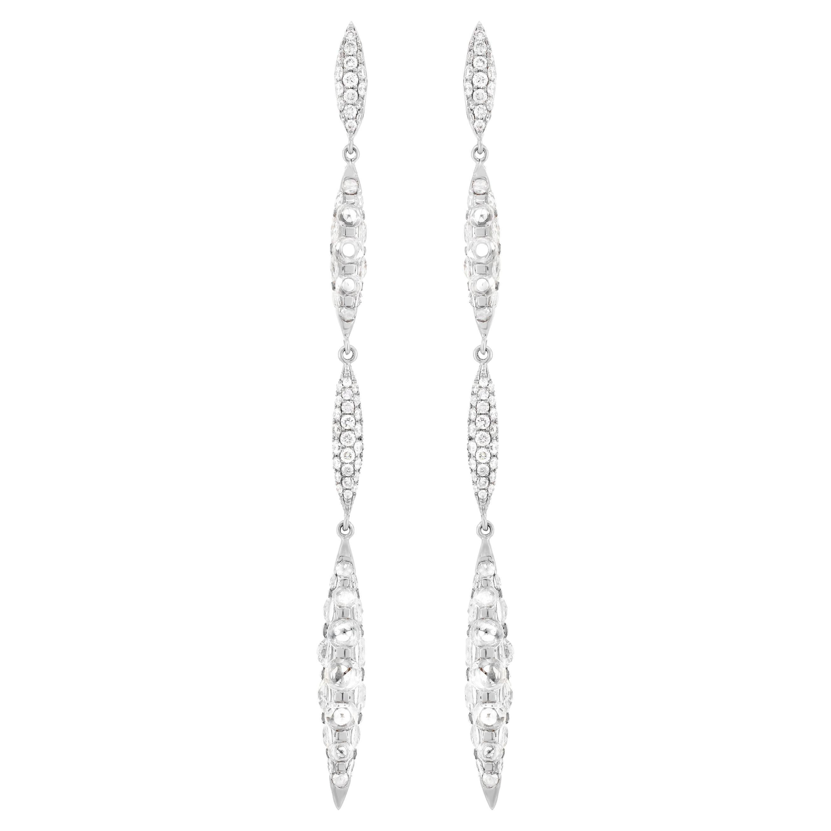 Verleihen Sie Ihrer Schmucksammlung einen Hauch von Eleganz mit der Nigaam 4.32 Cttw. Ohrringe mit rundem Diamant im Rosenschliff aus 18 Karat Weißgold. Diese Ohrringe sind ein wahres Kunstwerk, das klassisches Design mit modernem Styling zu einem