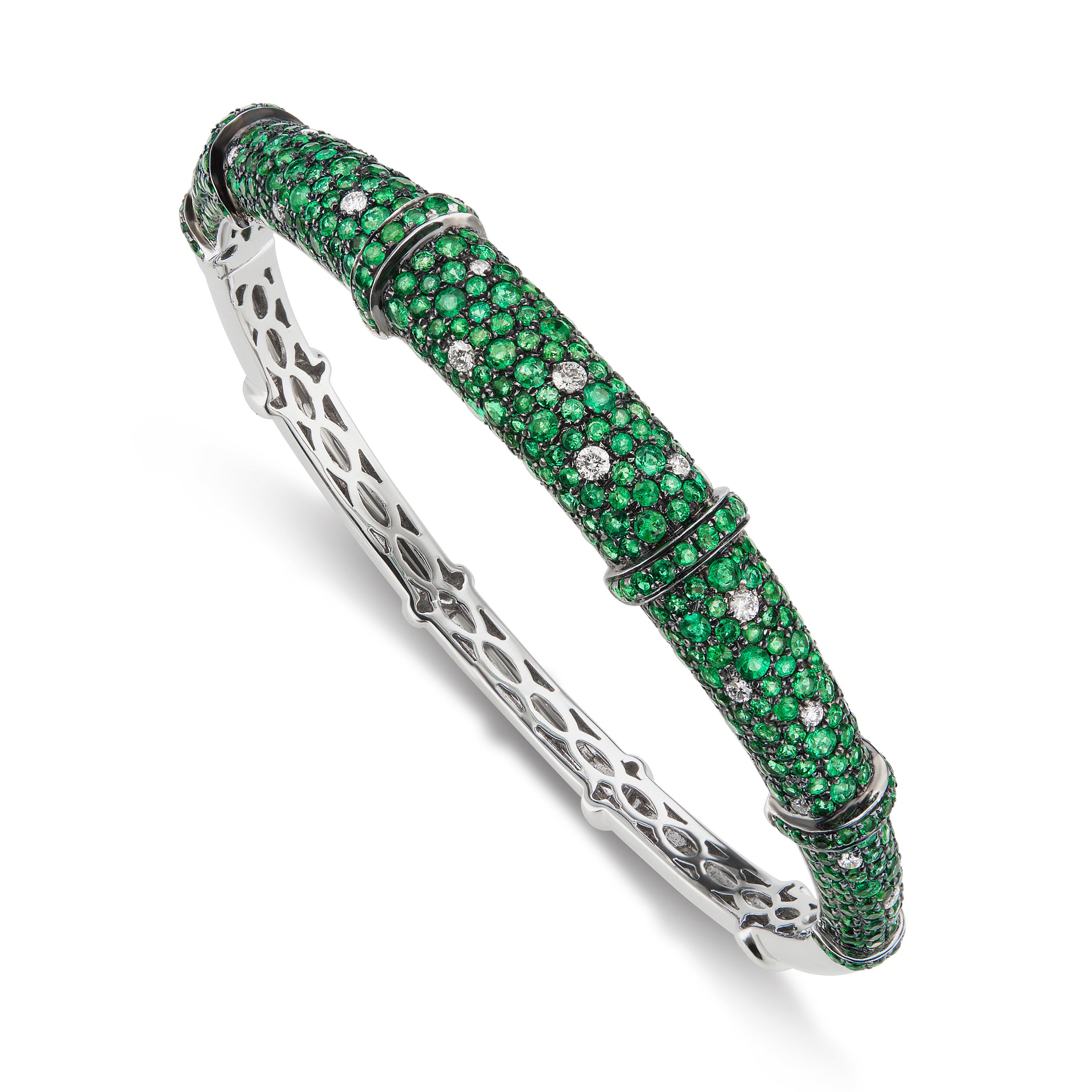 This 18K White Gold Nigaam gemstone-encrusted bangle has a traditional style. The 0.24 Ct. round full-cut white diamonds that are set in micro pave give the white gold body a hint of sobriety. The diamonds are G in color and have a VVS2 clarity.
