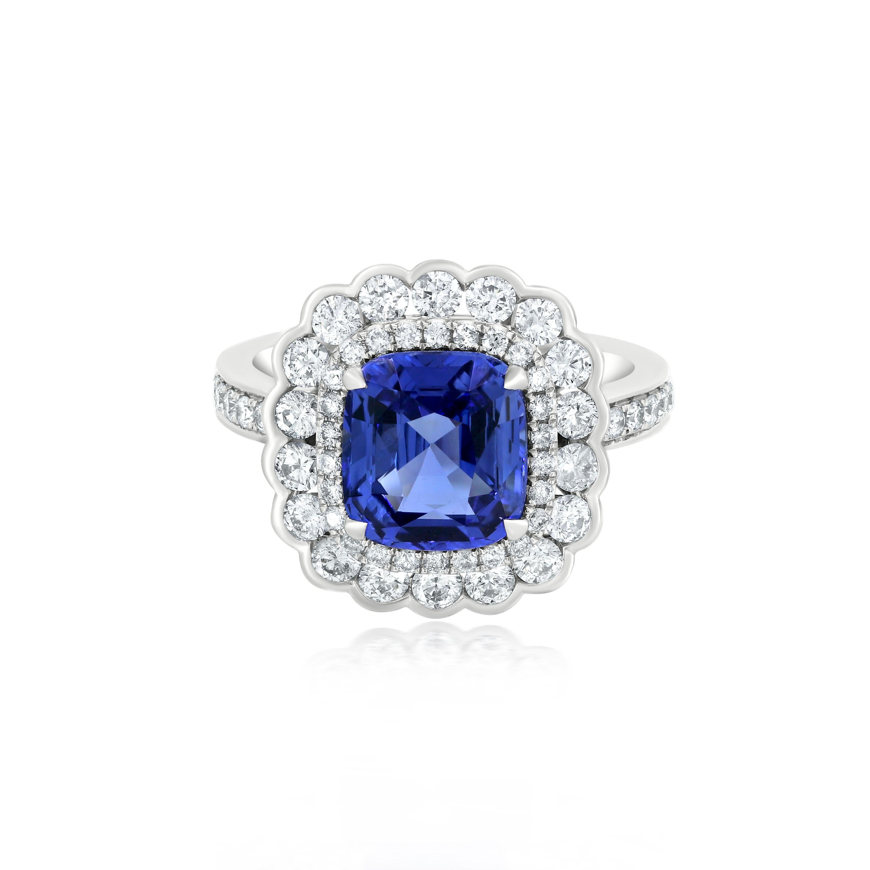 Nigaam 5.12 Cttw. Glamouröser Cluster-Ring mit blauem Saphir und Diamant aus 18 Karat Gold (Kissenschliff) im Angebot
