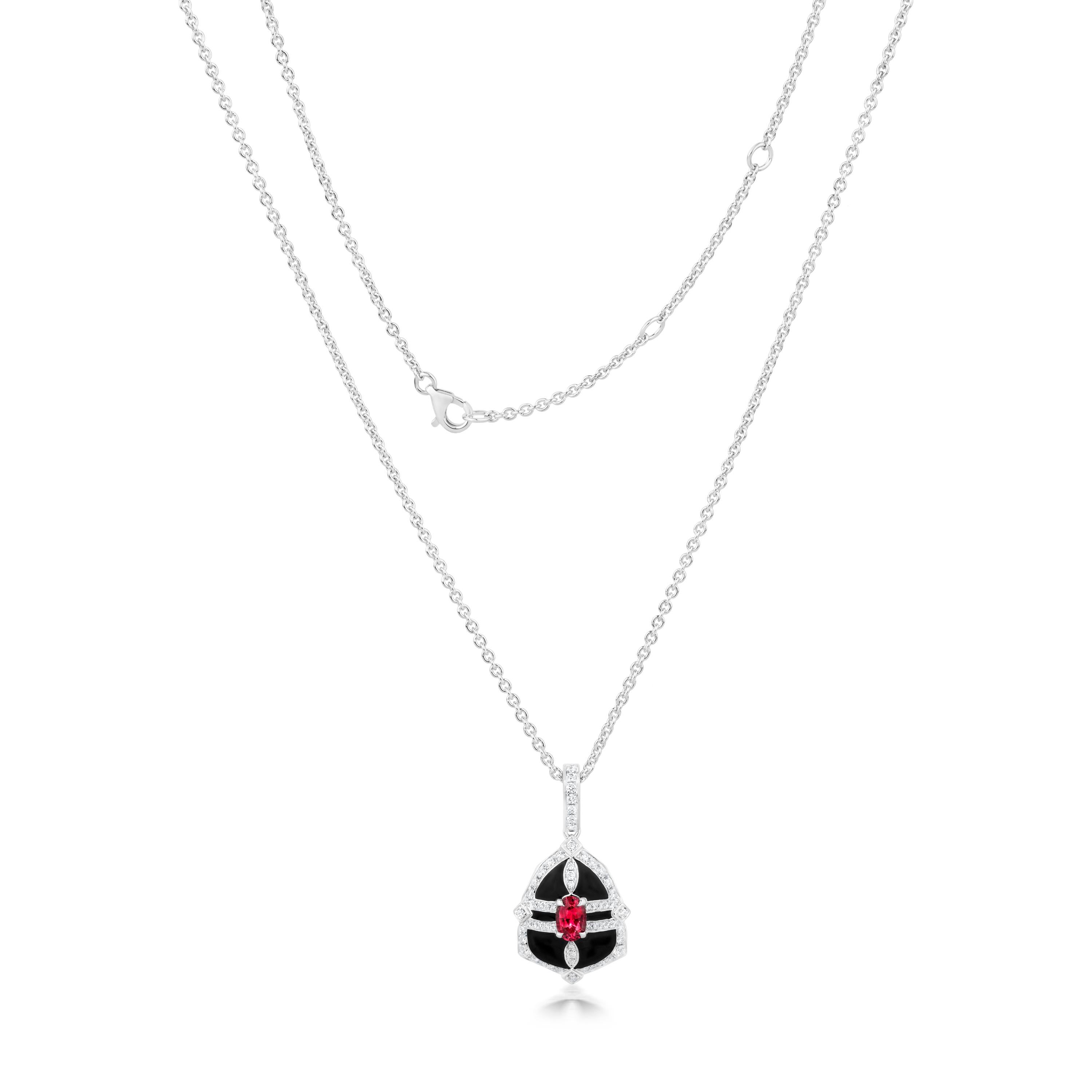 Capturez l'essence du glamour vintage avec ce collier à pendentifs en forme de larme, inspiré par l'élégance de l'époque Art Deco. Réalisé en or blanc 18 carats poli, ce collier présente un pendentif captivant en forme de larme, centré autour d'un