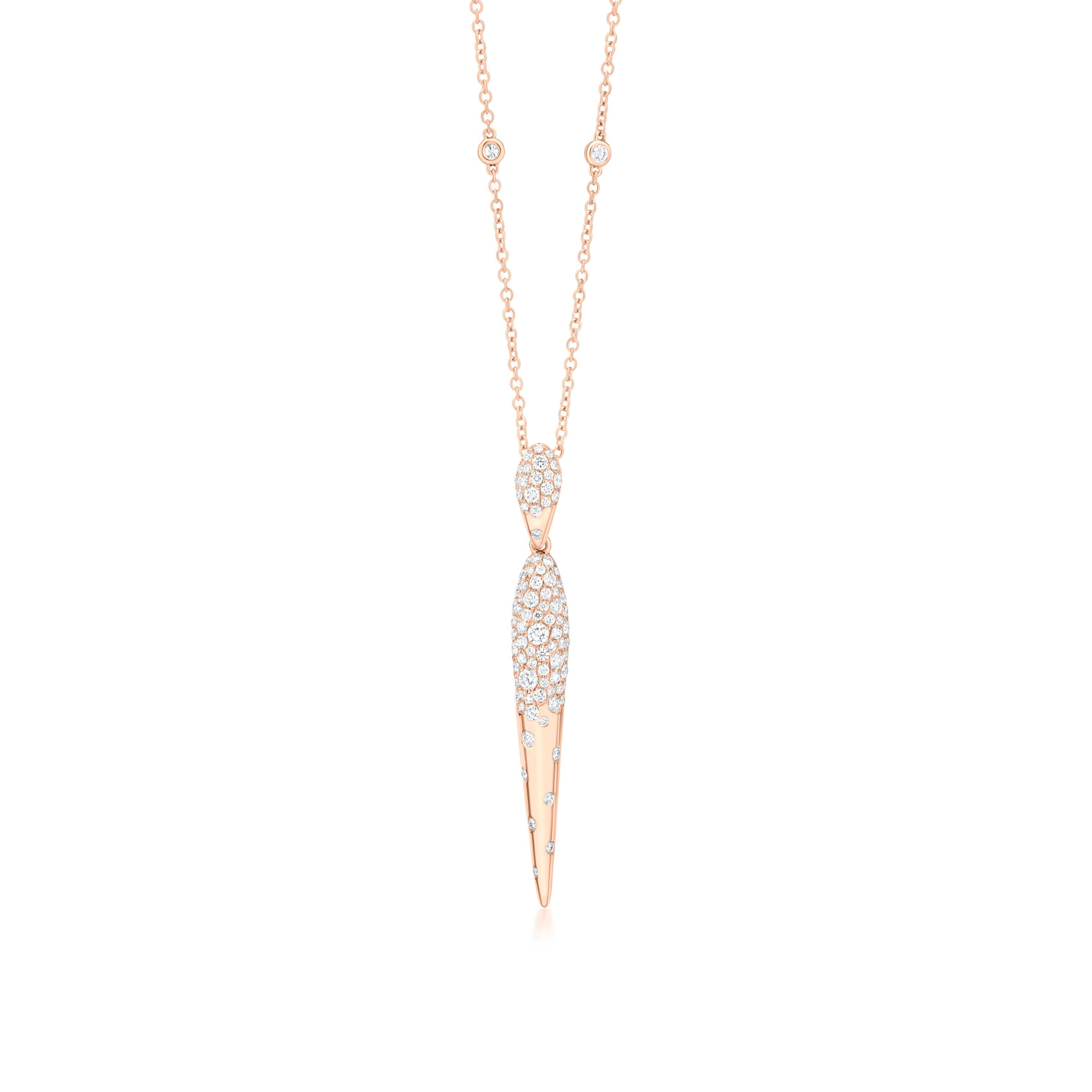Capturez l'essence de l'élégance raffinée avec le collier à pendentif 