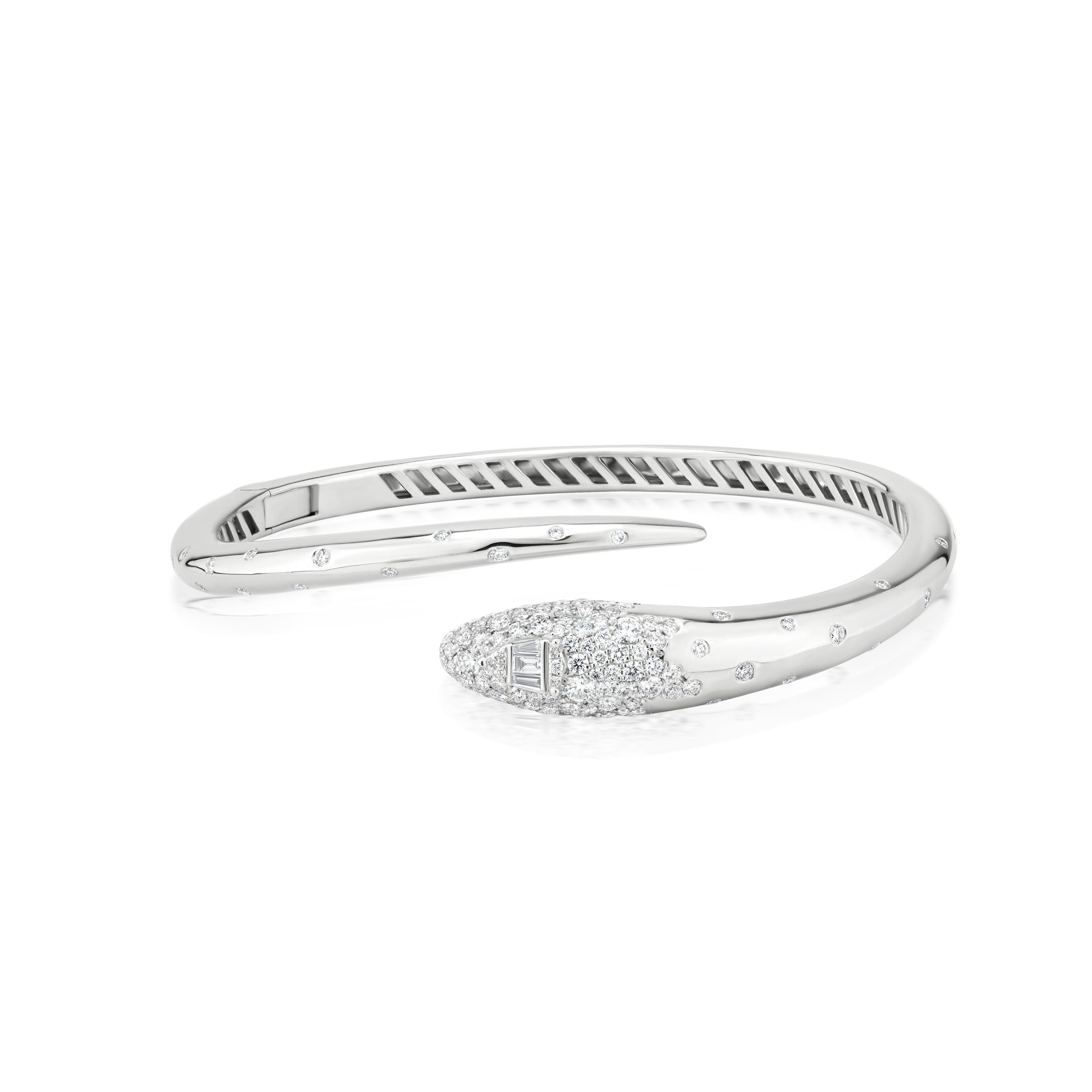 Nigaam Serpens Diamant Spiral-Armreif aus 18 Karat Weißgold (1,52 Karat, GH/VS) (Zeitgenössisch) im Angebot