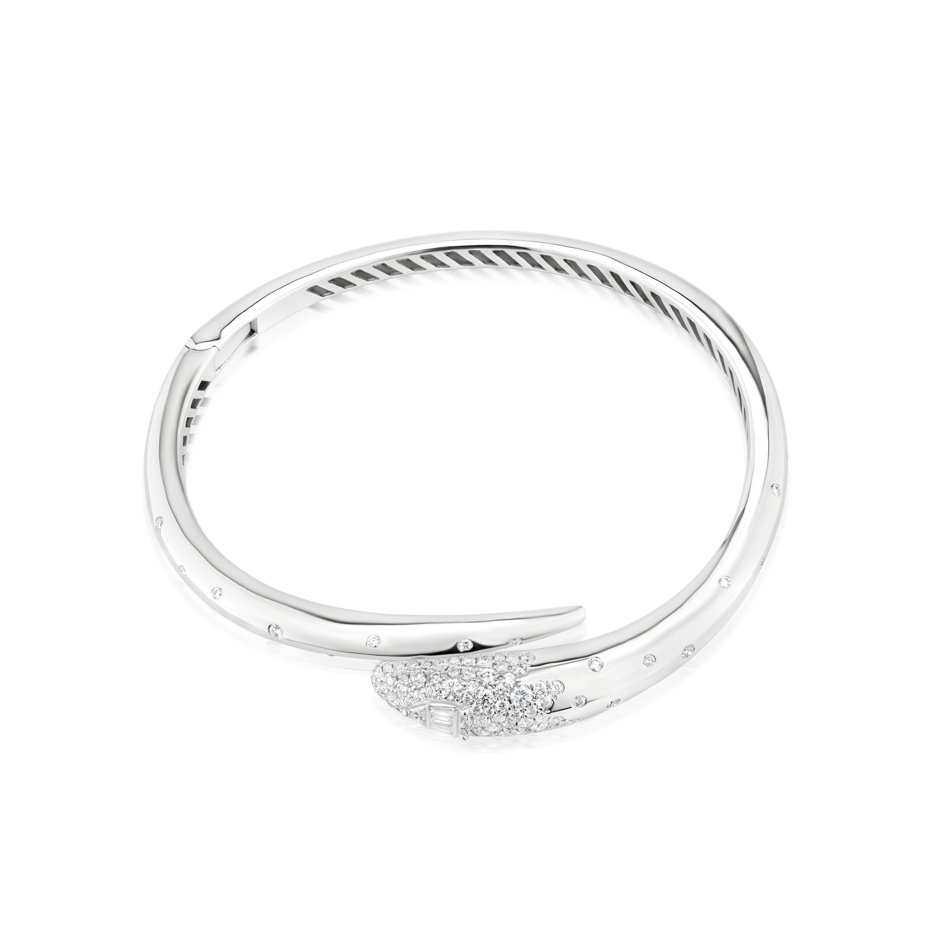 Nigaam Serpens Diamant Spiral-Armreif aus 18 Karat Weißgold (1,52 Karat, GH/VS) (Rundschliff) im Angebot