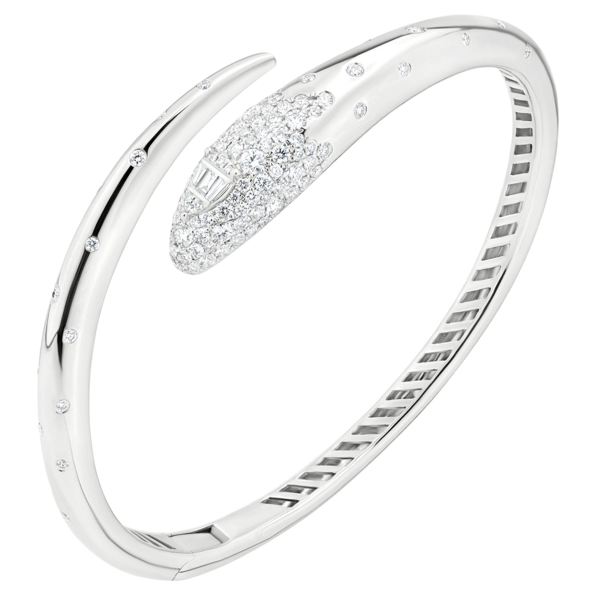 Pulsera brazalete con espiral de diamantes Nigaam Serpens de oro blanco de 18 quilates (1,52 quilates, GH/VS)