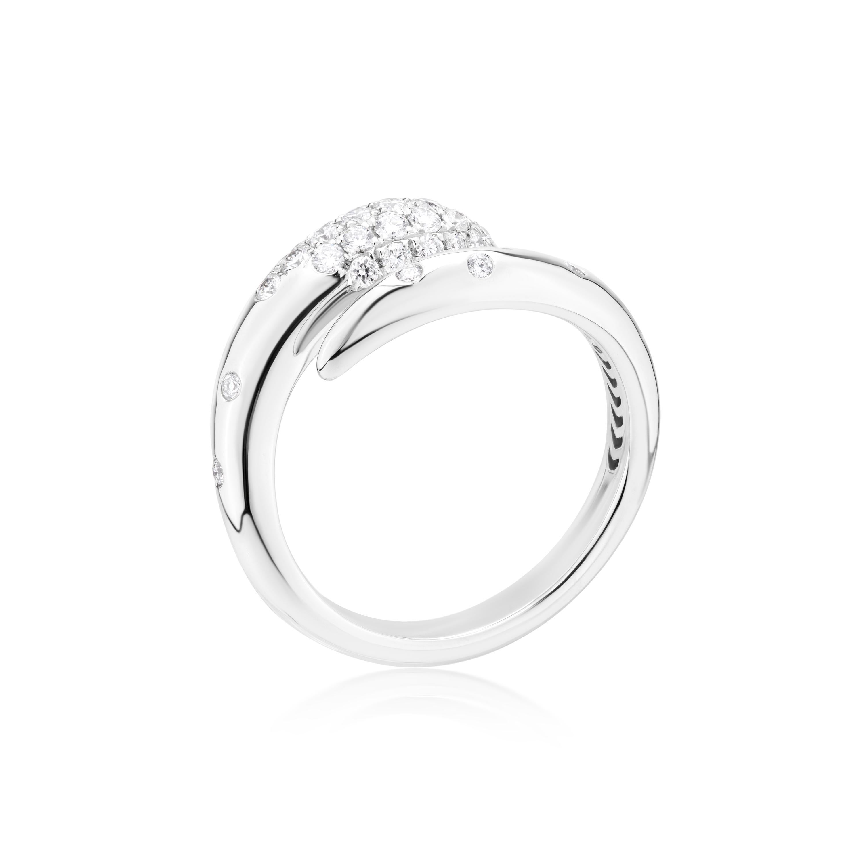 Umhüllen Sie Ihren Finger mit himmlischem Glanz mit dem Serpens Diamond Coil Ring. Dieser bezaubernde Ring aus poliertem 18-karätigem Weißgold besticht durch sein modernes, offenes Spiraldesign, das den Finger anmutig umschließt.

Das Herzstück des