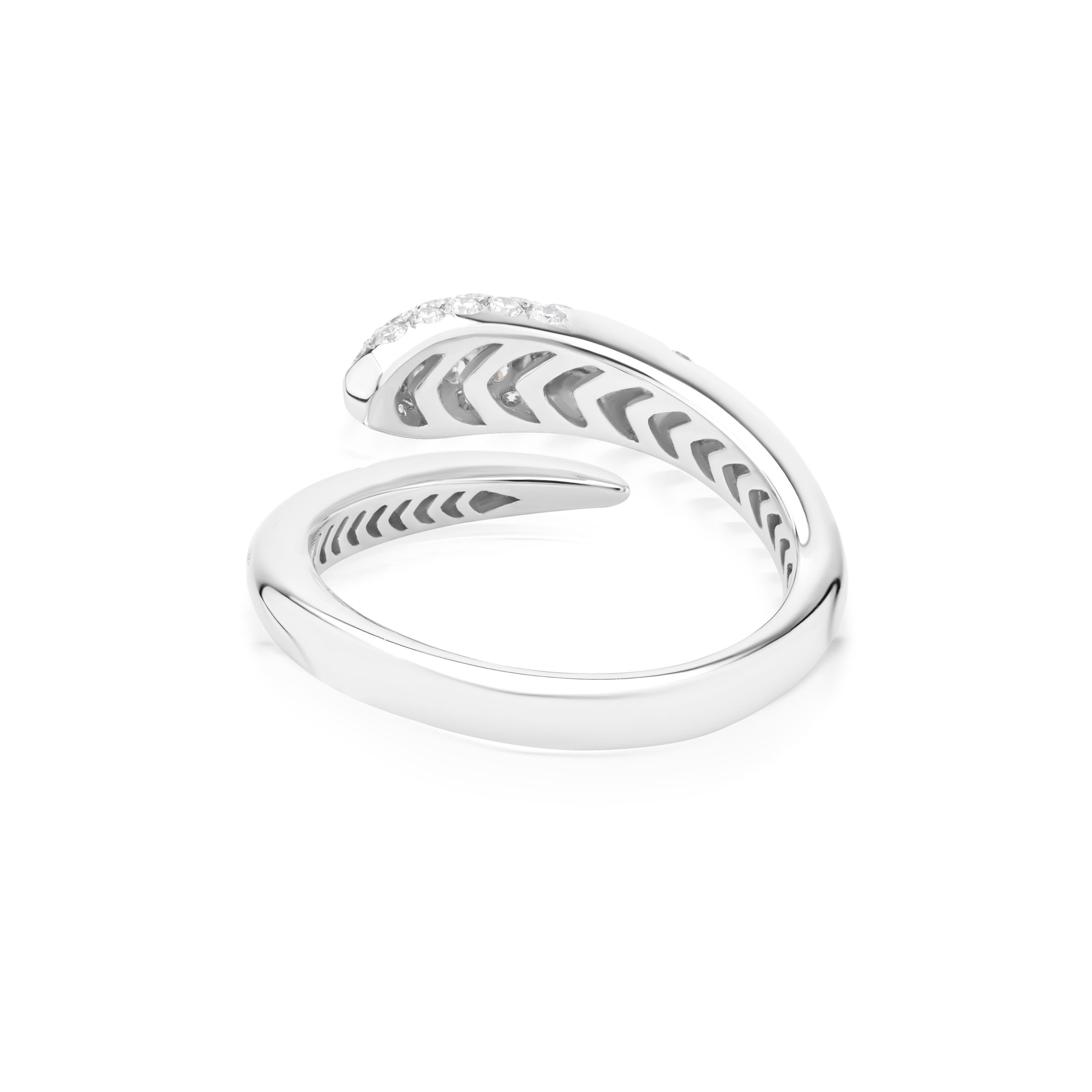 Nigaam Serpens Diamant Spiralring Größe 7 in 18K Weißgold (0,45 Karat, G/VS1) (Rundschliff) im Angebot