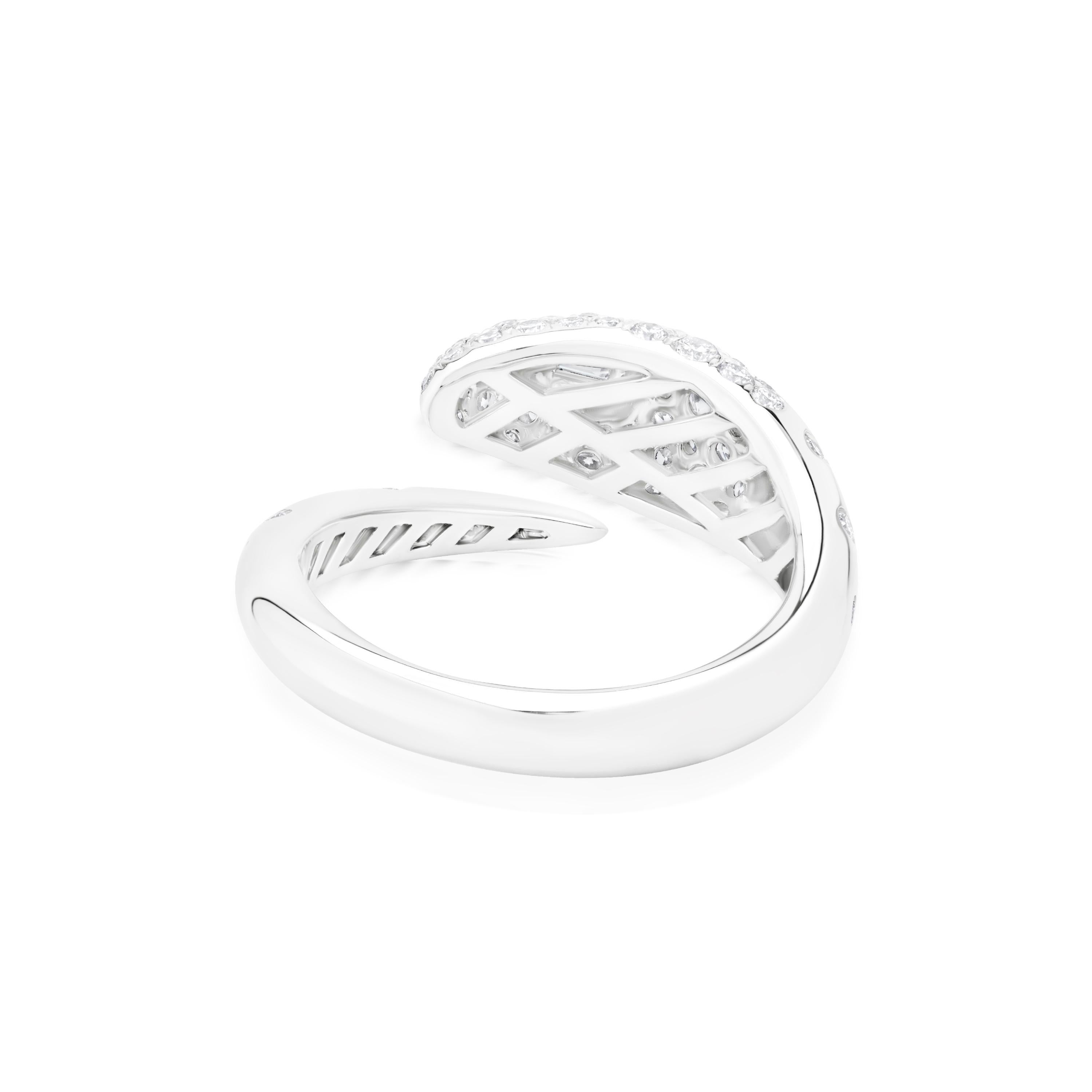 Der Serpens Diamond Coil Ring steht für moderne Eleganz. Dieser bezaubernde Ring aus poliertem 18-karätigem Weißgold besticht durch sein einzigartiges, offenes Spiraldesign, das sich anmutig um Ihren Finger legt.

Im Mittelpunkt des Rings steht eine