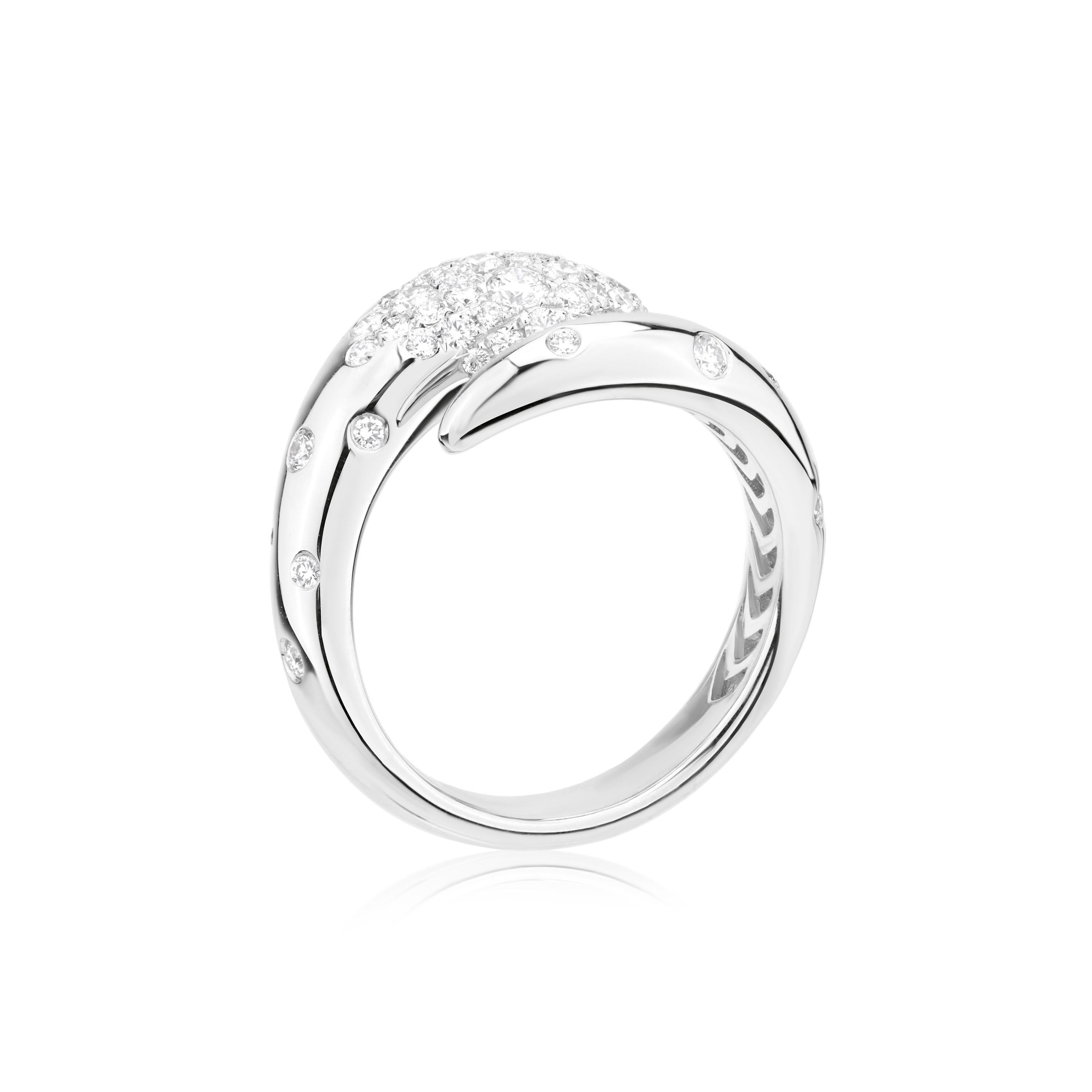
Ornez votre doigt d'un éclat céleste avec la bague Serpens Diamond Coil. Cette magnifique bague, réalisée en or blanc 18 carats poli, présente un design moderne et élégant de serpentin ouvert qui s'enroule gracieusement autour de votre doigt.

Le