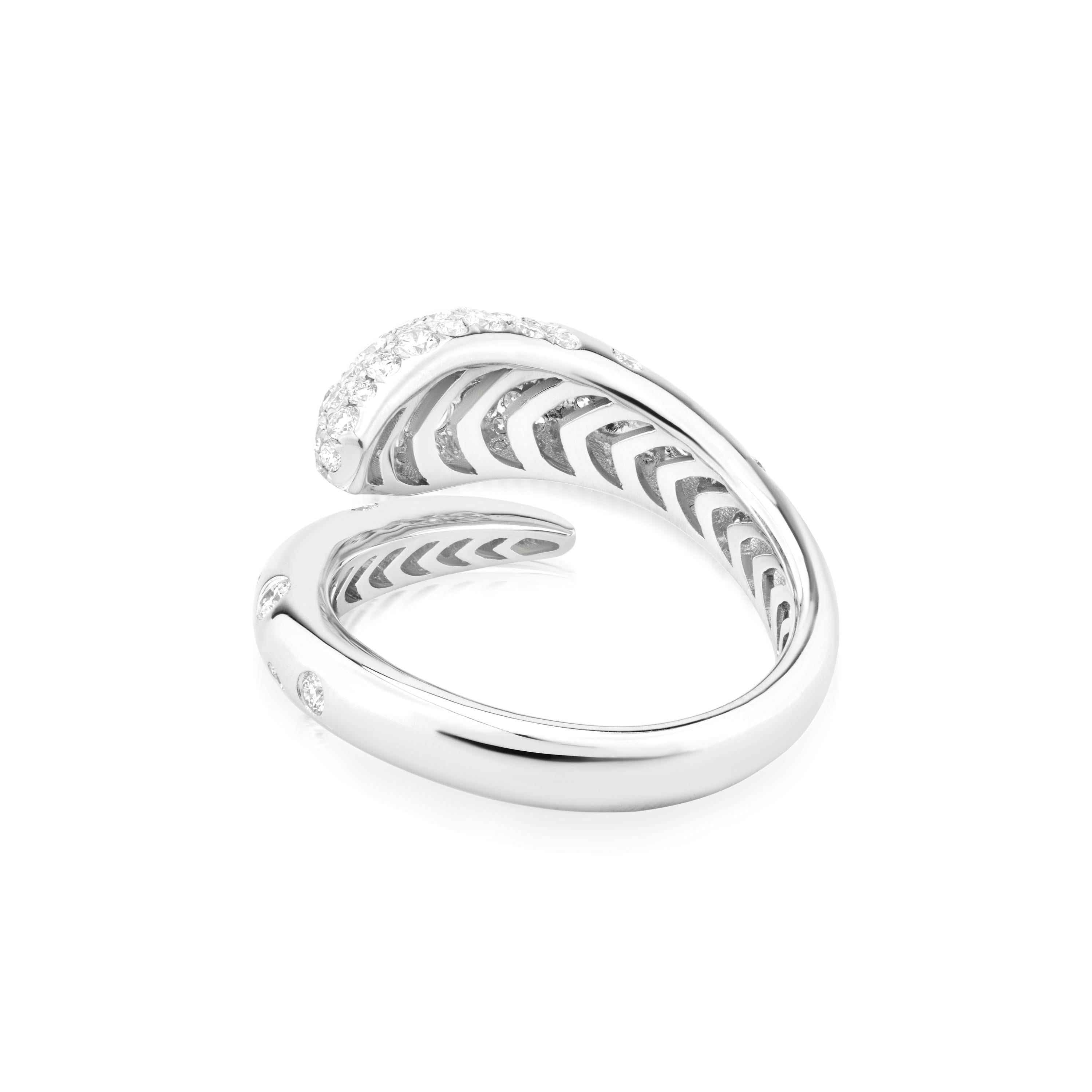 Taille ronde Bague Nigaam Serpens Diamond Coil Taille 7 en or blanc 18 carats (0.93 cts, G/VS1) en vente