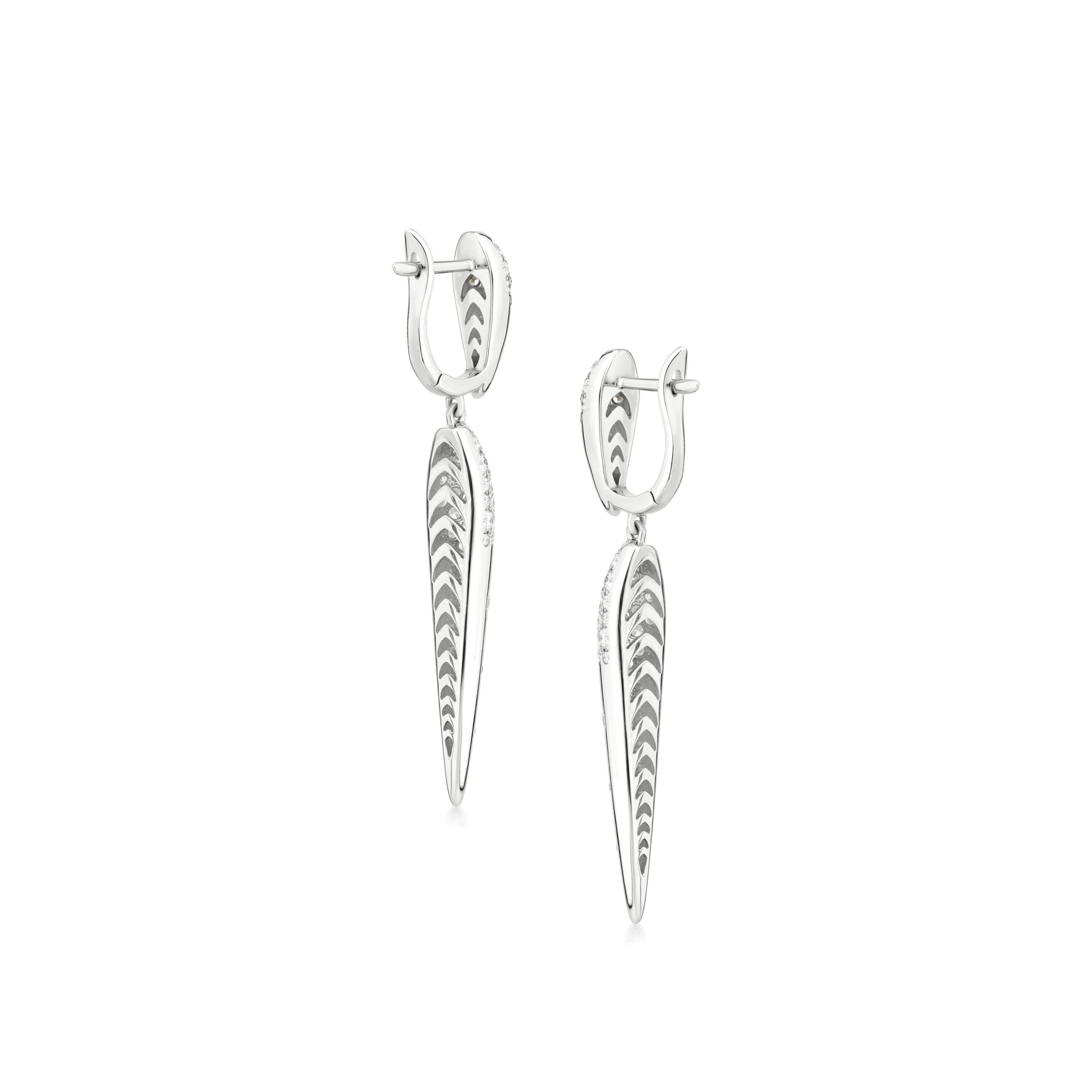 Fai una dichiarazione con l'eleganza drammatica degli orecchini a pendente con diamante Serpens. Questi affascinanti orecchini, realizzati in oro bianco lucido 18 carati, presentano un design elegante e allungato che penzola con grazia e un