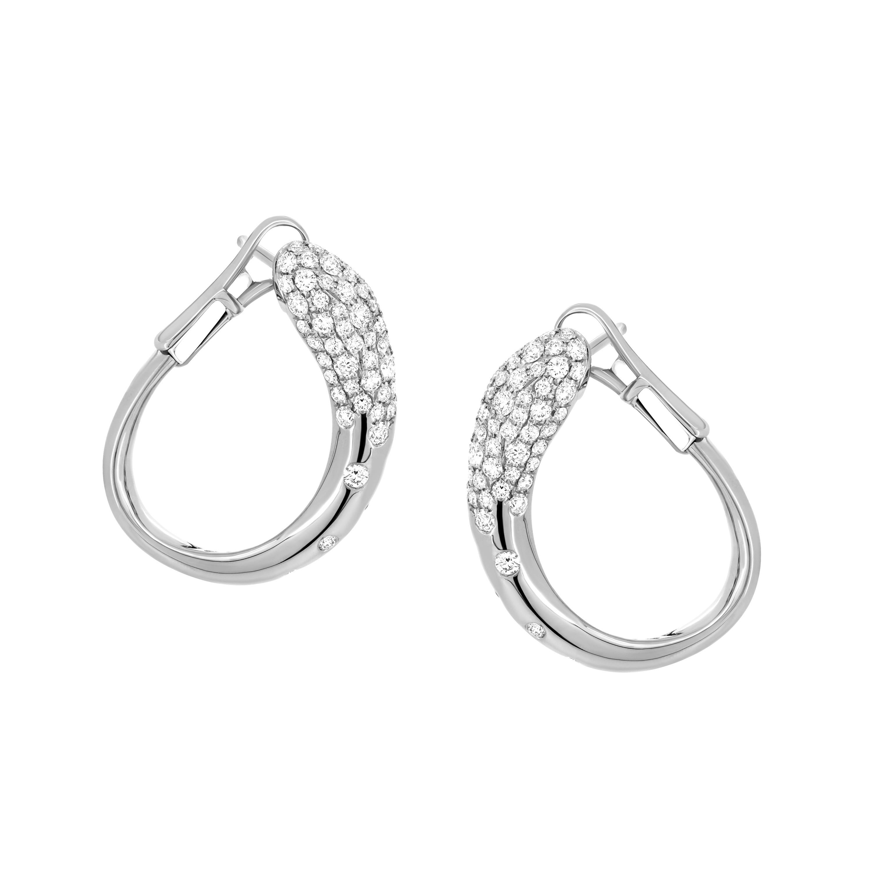 Illuminez votre look avec l'éclat captivant des boucles d'oreilles Serpens Diamond Hoop. Ces élégantes boucles d'oreilles, réalisées en or blanc 18 carats poli, présentent un anneau contemporain à la silhouette unique et incurvée.

Le point focal de