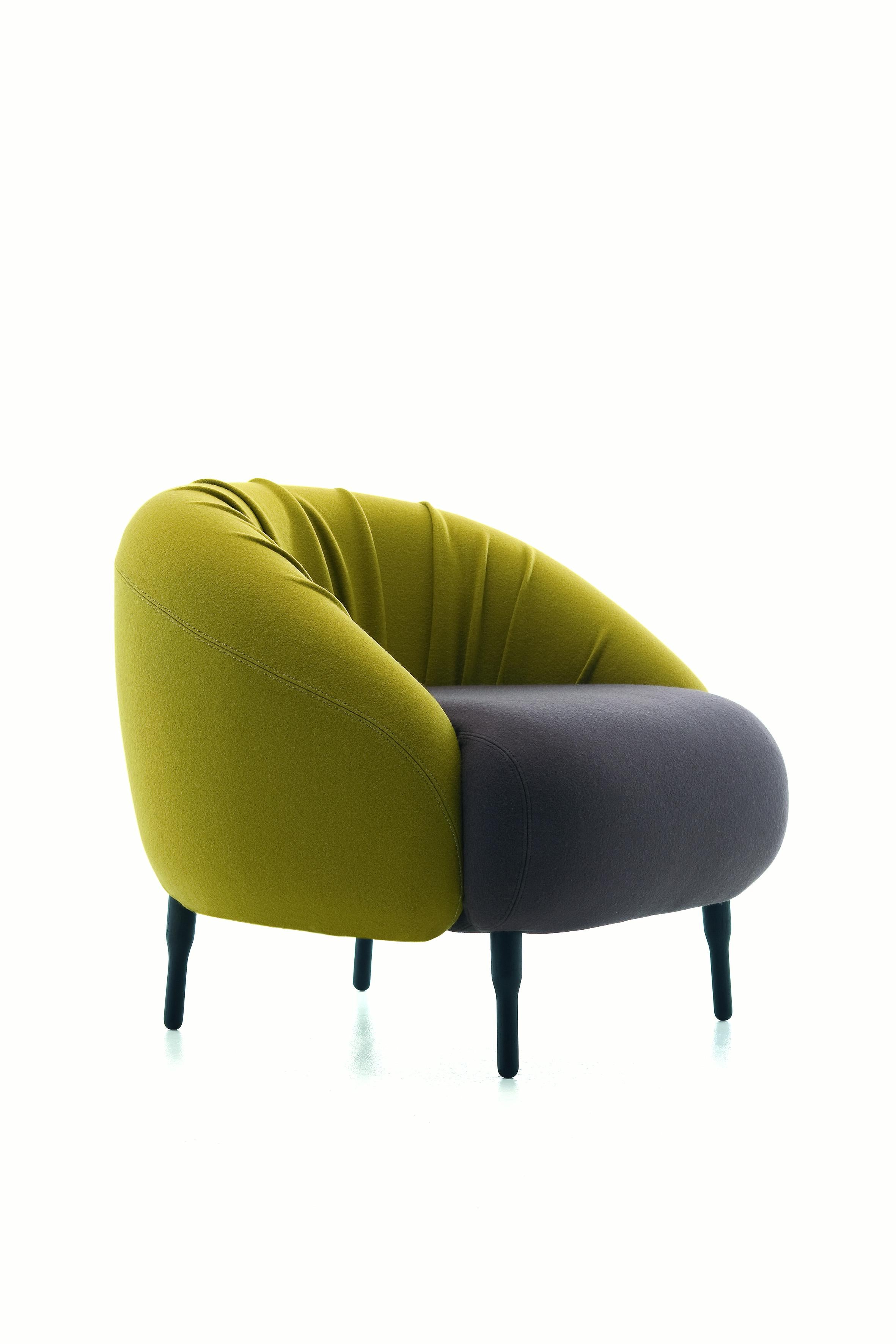 Wir stellen den vielseitigen und sehr freundlichen Bump Chair vor, die perfekte Lösung für Hotels und Lounges. Erhältlich in alternativen Polstervarianten – eine mit klassischer, fester Passform und die andere mit überschüssigen Stoffen auf der