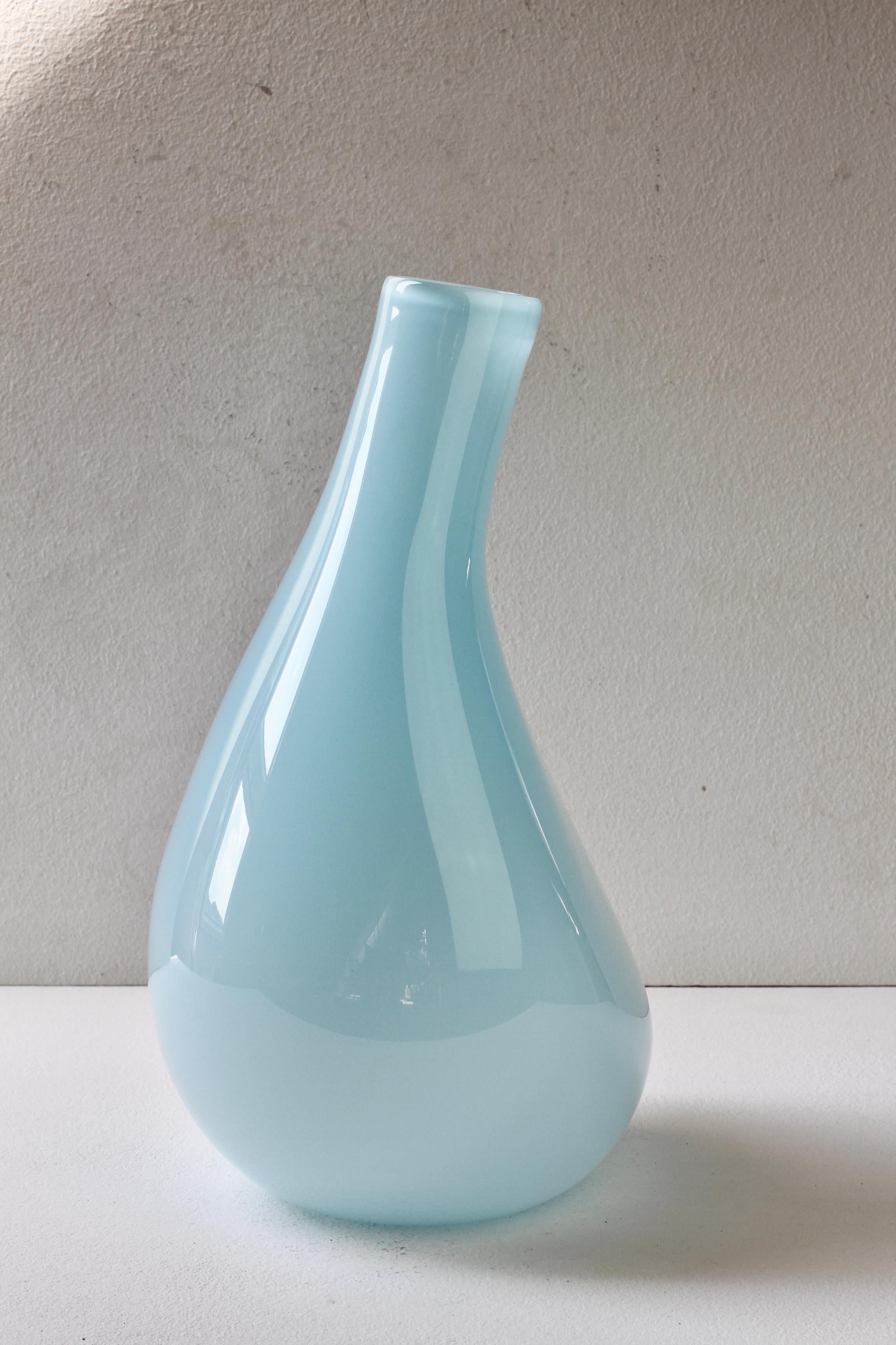 Merveilleux vase bleu clair, grand et surdimensionné, conçu par l'architecte britannique Nigel Coates (né en 1949) pour la verrerie Salviati de Murano, en Italie. Une façon amusante, funky et lumineuse d'ajouter une touche de couleur / couleur
