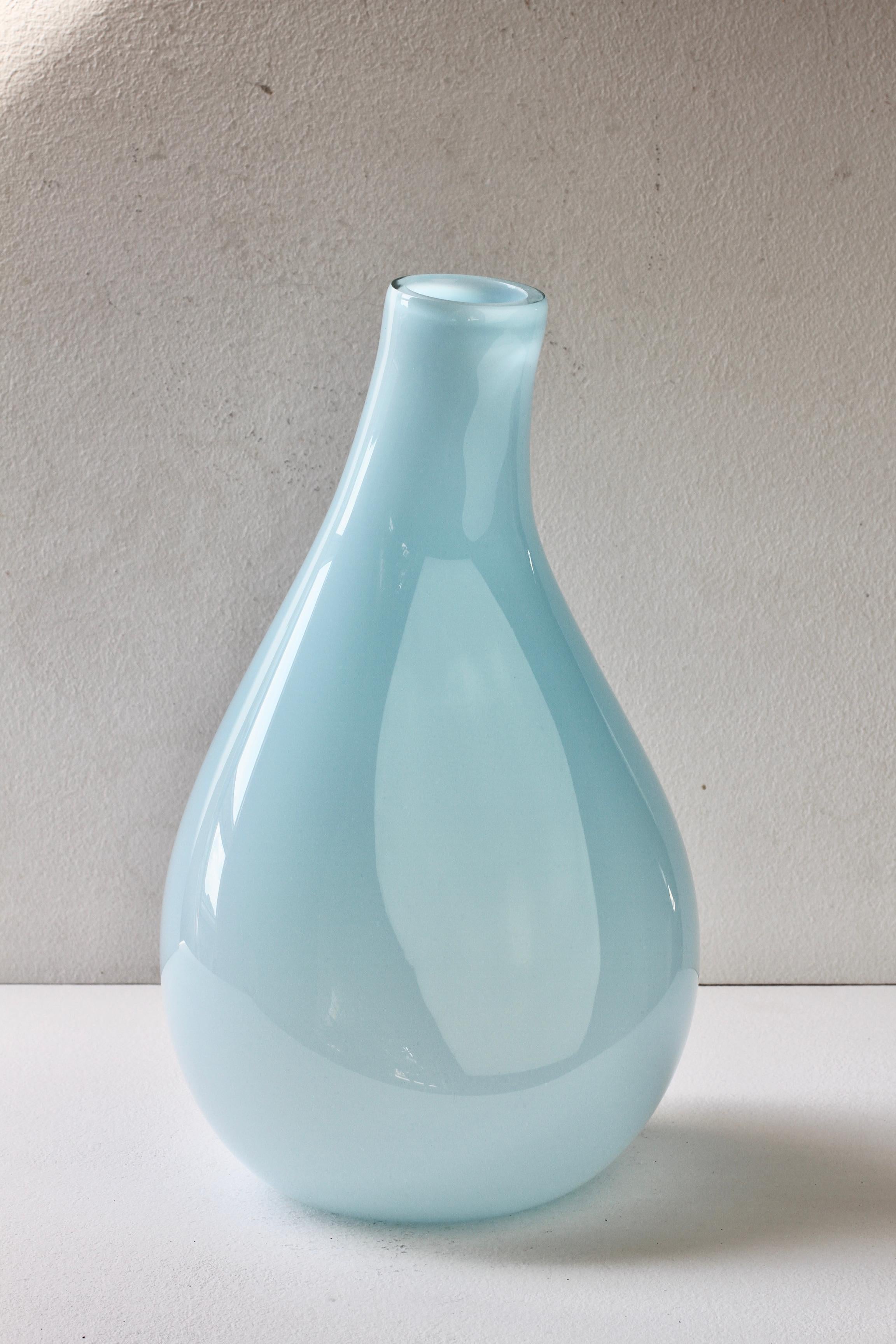 Verre brun Nigel Coates pour Salviati - Grand vase surdimensionné en verre de Murano bleu italien en vente