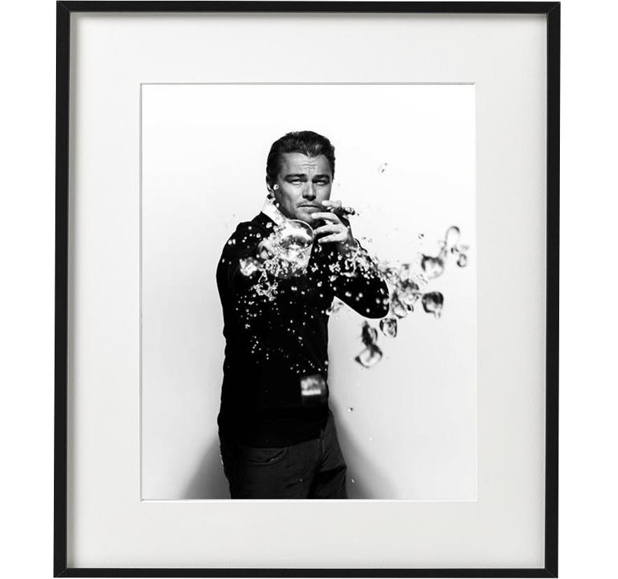 Nigel Parry Black and White Photograph – Leonardo DiCaprio-Trümmern – Porträt, das Trinken von Trinkgläsern, Kunstfotografie, 2010