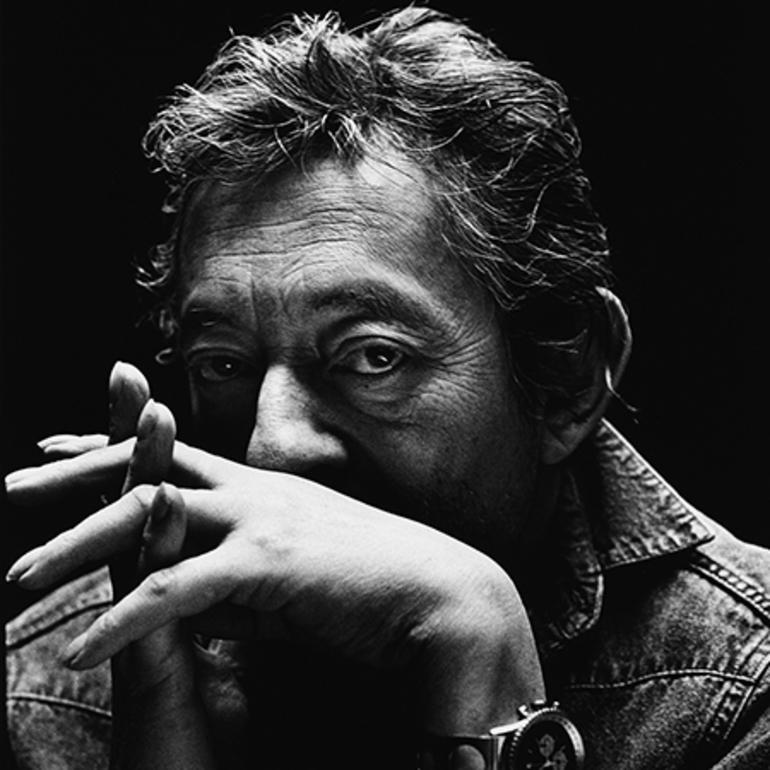 Serge Gainsbourg -  Schwarz-Weiß-Porträt der französischen Ikone und Musikerin.  – Photograph von Nigel Parry
