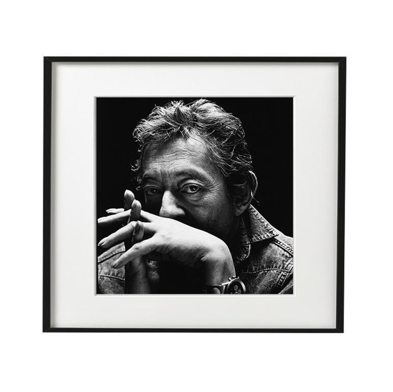 Nigel Parry Black and White Photograph – Serge Gainsbourg -  Schwarz-Weiß-Porträt der französischen Ikone und Musikerin. 