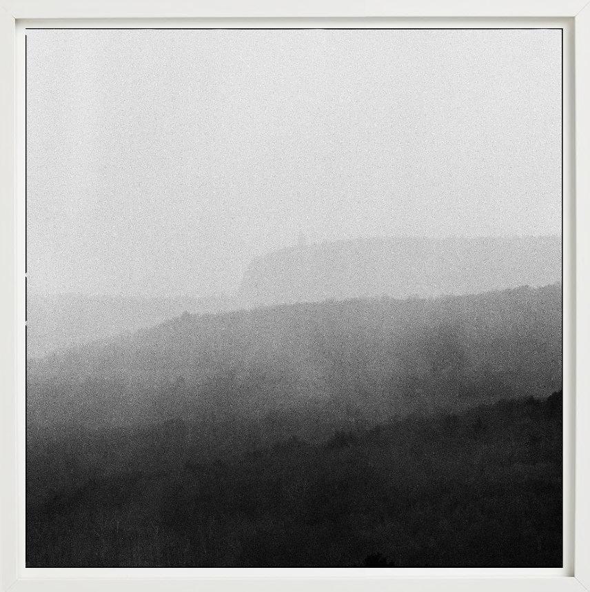 Montagne Grigie - Photograph Contemporaneo di Nigel Parry