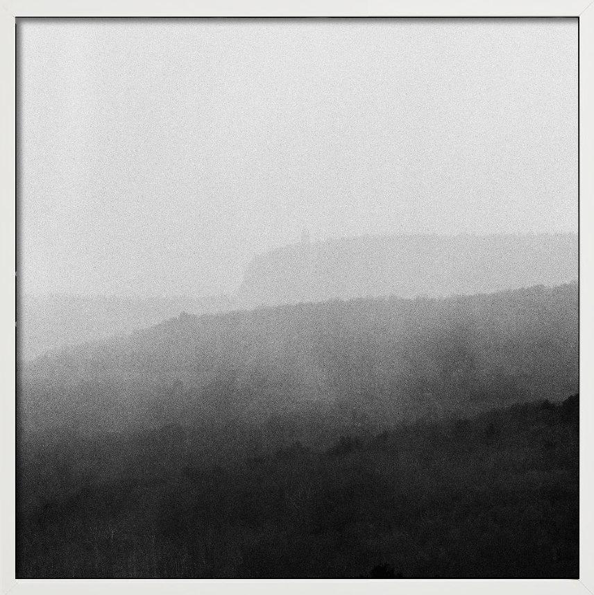 Montagne Grigie - Black and White Photograph Grigio di Nigel Parry