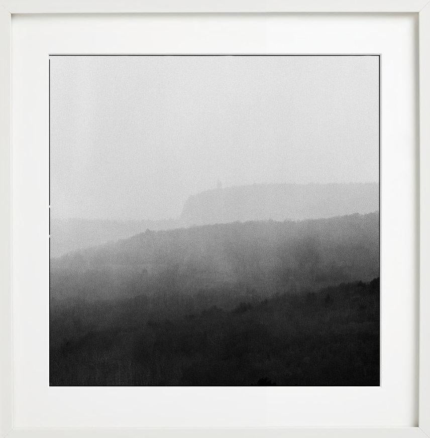 Una bellissima veduta di montagna in bianco e nero della nuova serie di paesaggi di Nigel Parry. Altre dimensioni e cornici di alto livello su richiesta.

Tutte le stampe sono in edizione limitata. Disponibile in più misure. Cornici di alto livello