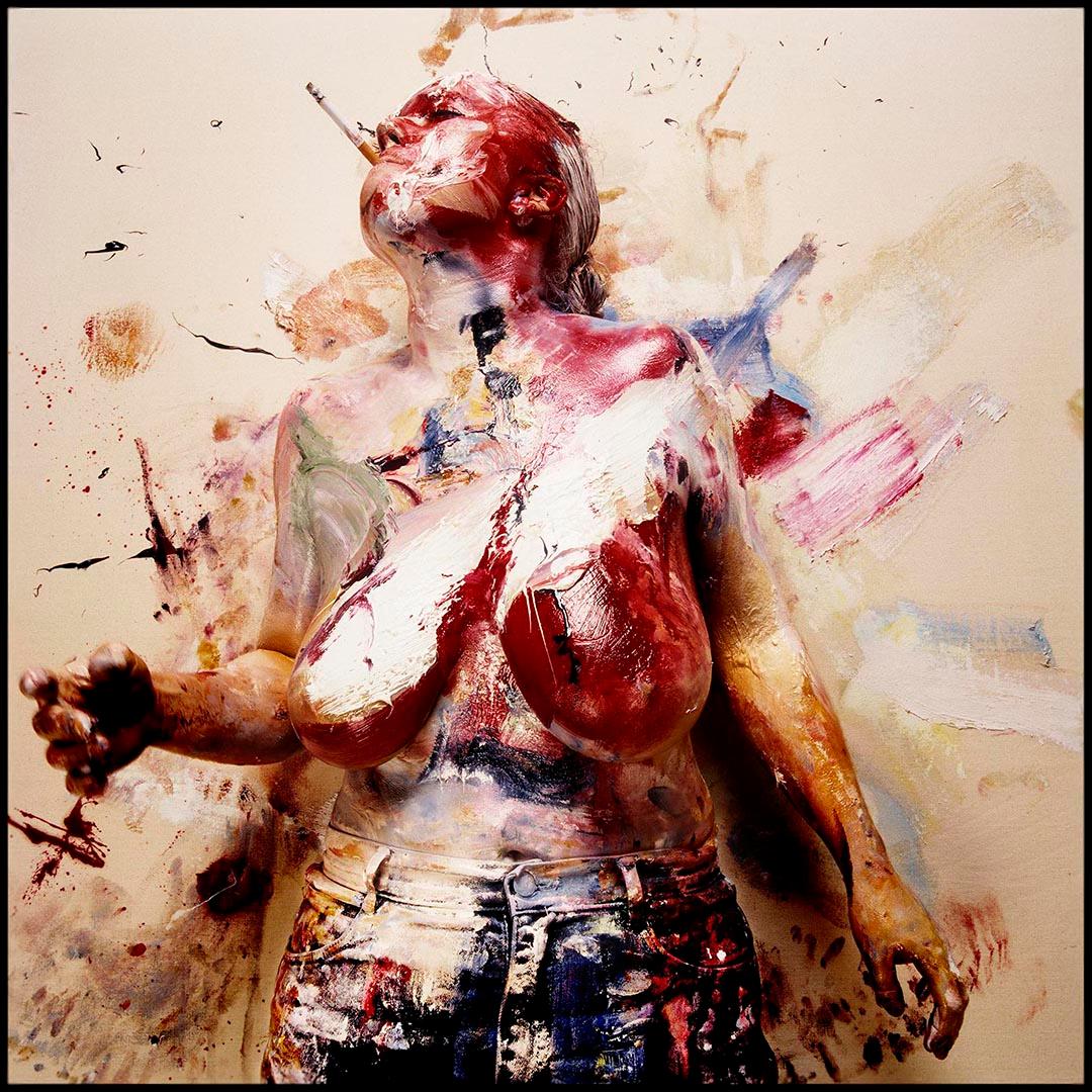 Audacieux, viscéral et résolument expressif, le portrait de Jenny Saville par Nigel Parry reflète l'aspect physique brut du travail de l'artiste. Recouvert de peinture et capturé en plein mouvement, Saville devient à la fois le créateur et la toile