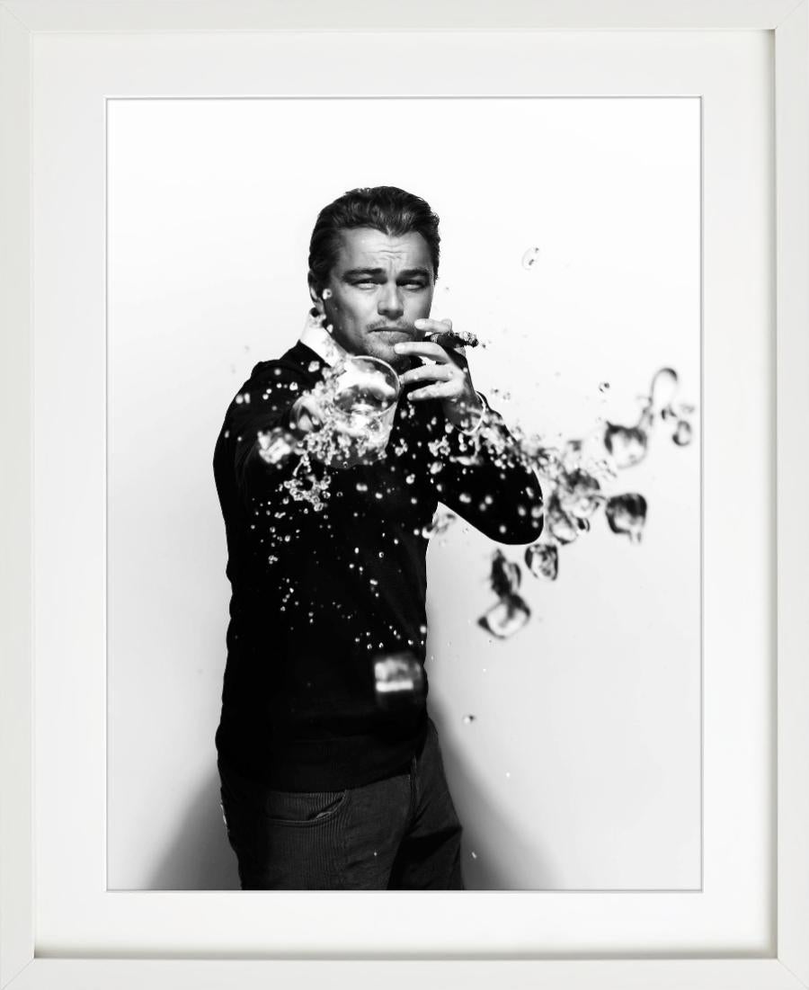 Leonardo DiCaprio-Trümmern – Porträt, das Trinken von Trinkgläsern, Kunstfotografie, 2010 im Angebot 6