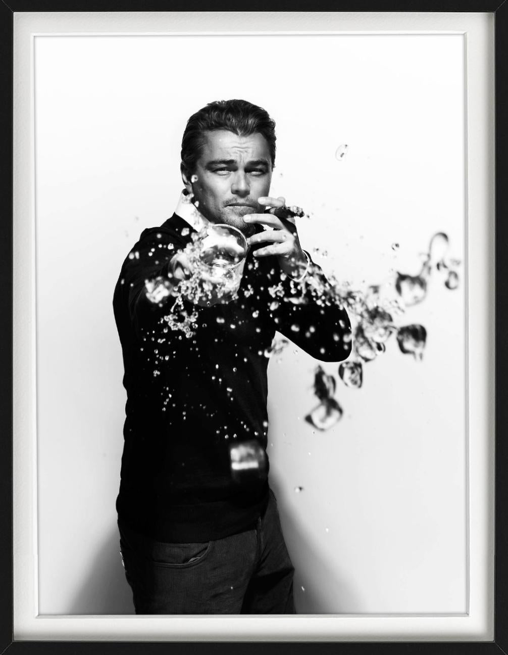 Leonardo DiCaprio-Trümmern – Porträt, das Trinken von Trinkgläsern, Kunstfotografie, 2010 (Zeitgenössisch), Photograph, von Nigel Parry