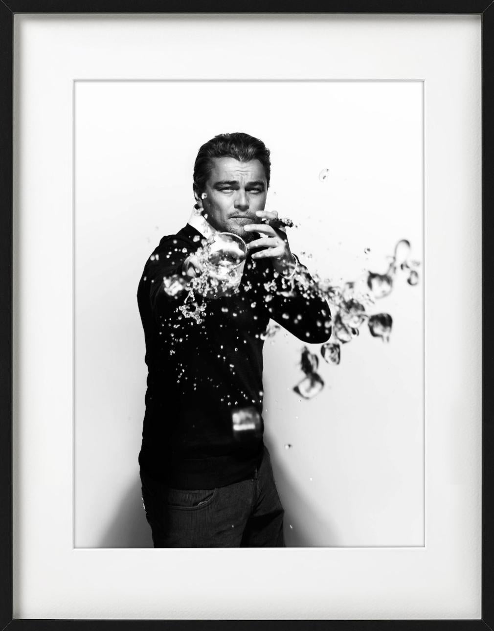 Leonardo DiCaprio-Trümmern – Porträt, das Trinken von Trinkgläsern, Kunstfotografie, 2010 (Grau), Black and White Photograph, von Nigel Parry