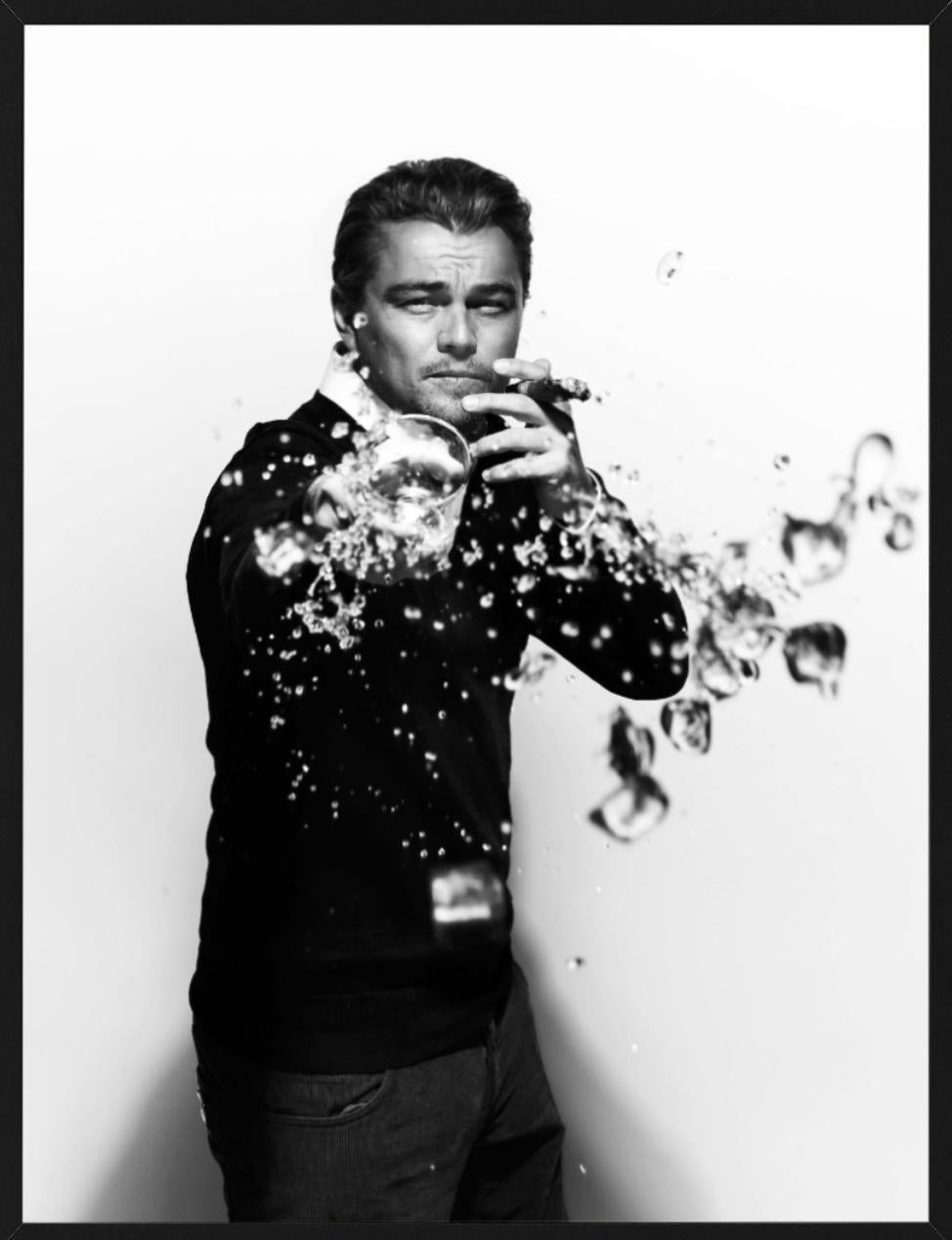 Leonardo DiCaprio-Trümmern – Porträt, das Trinken von Trinkgläsern, Kunstfotografie, 2010 im Angebot 1