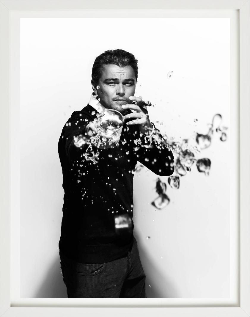 Leonardo DiCaprio-Trümmern – Porträt, das Trinken von Trinkgläsern, Kunstfotografie, 2010 im Angebot 4