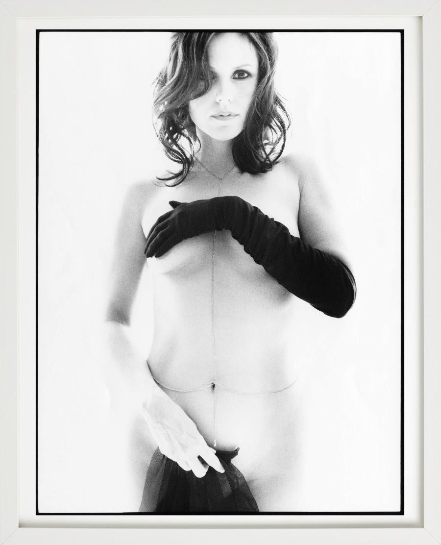 Mary Louise Parker - portrait nu avec chaîne de corps, photographie d'art, 2002 - Photograph de Nigel Parry