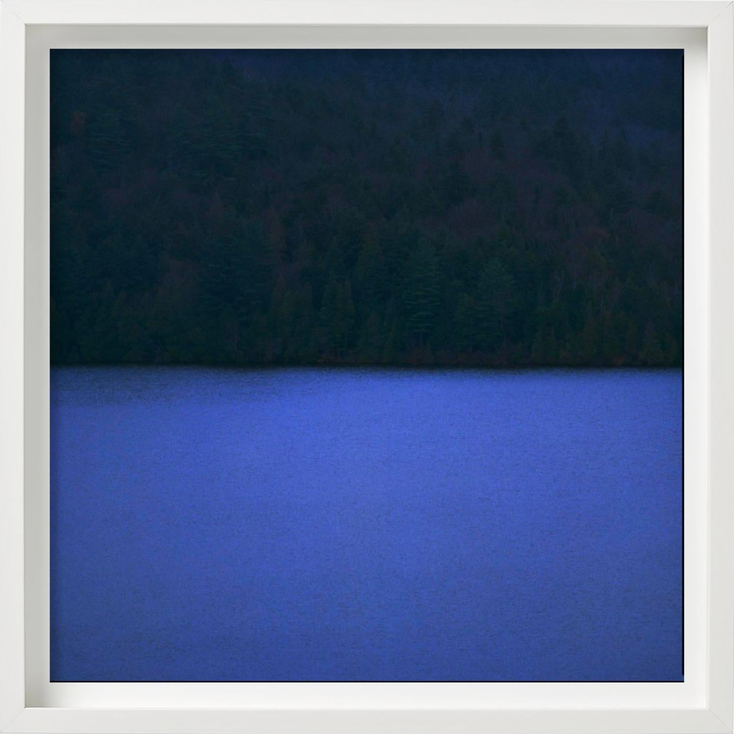Placid Evening - stampa di un paesaggio blu con una foresta sul retro in vendita 5