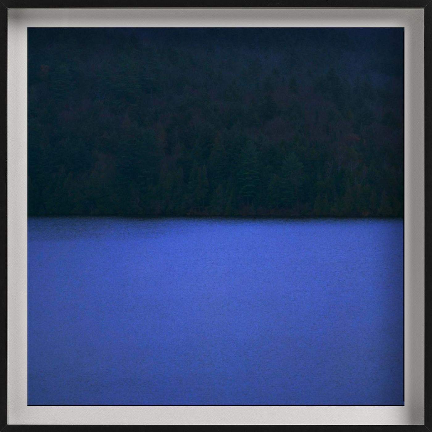 Placid Evening - stampa di un paesaggio blu con una foresta sul retro in vendita 1