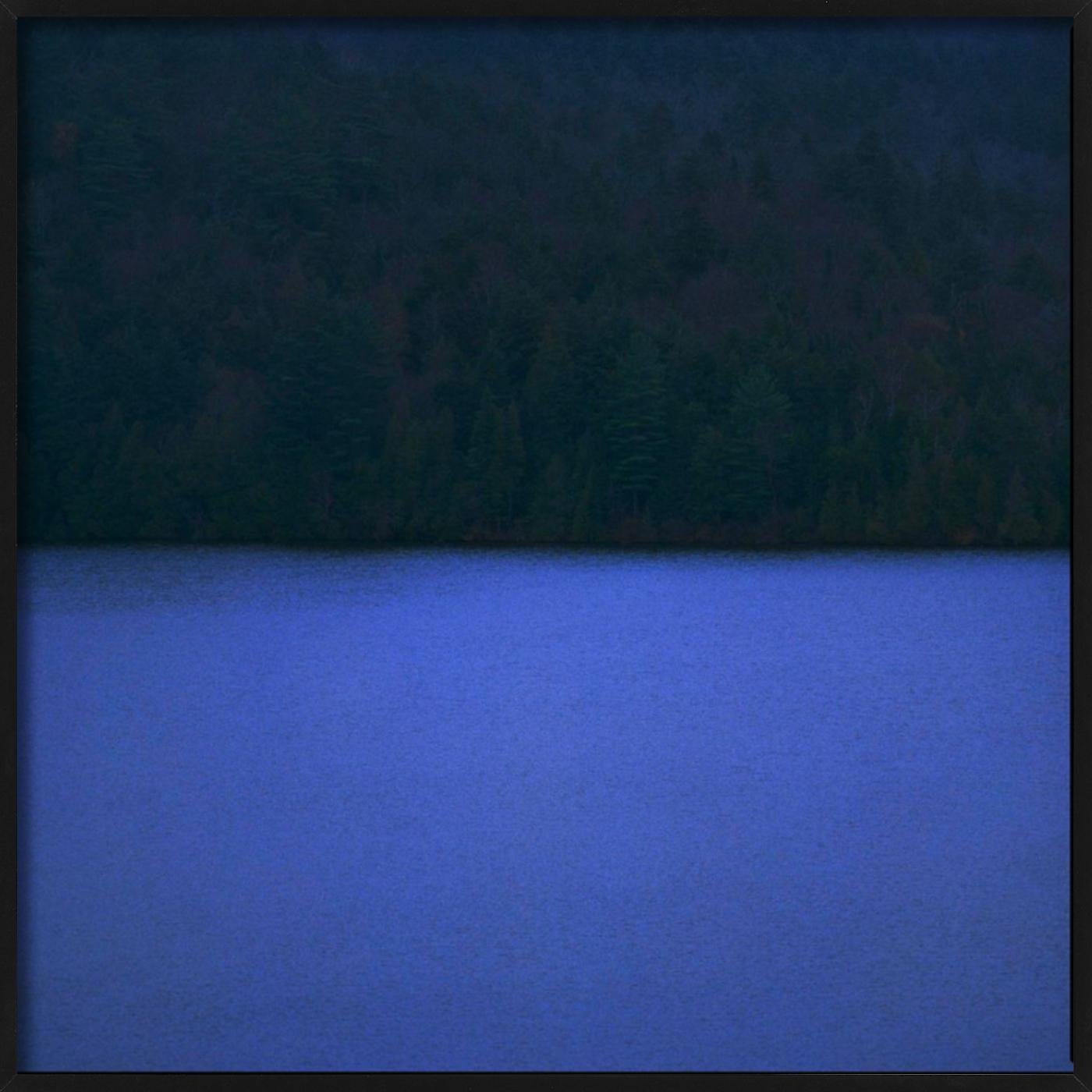 Placid Evening - stampa di un paesaggio blu con una foresta sul retro in vendita 2