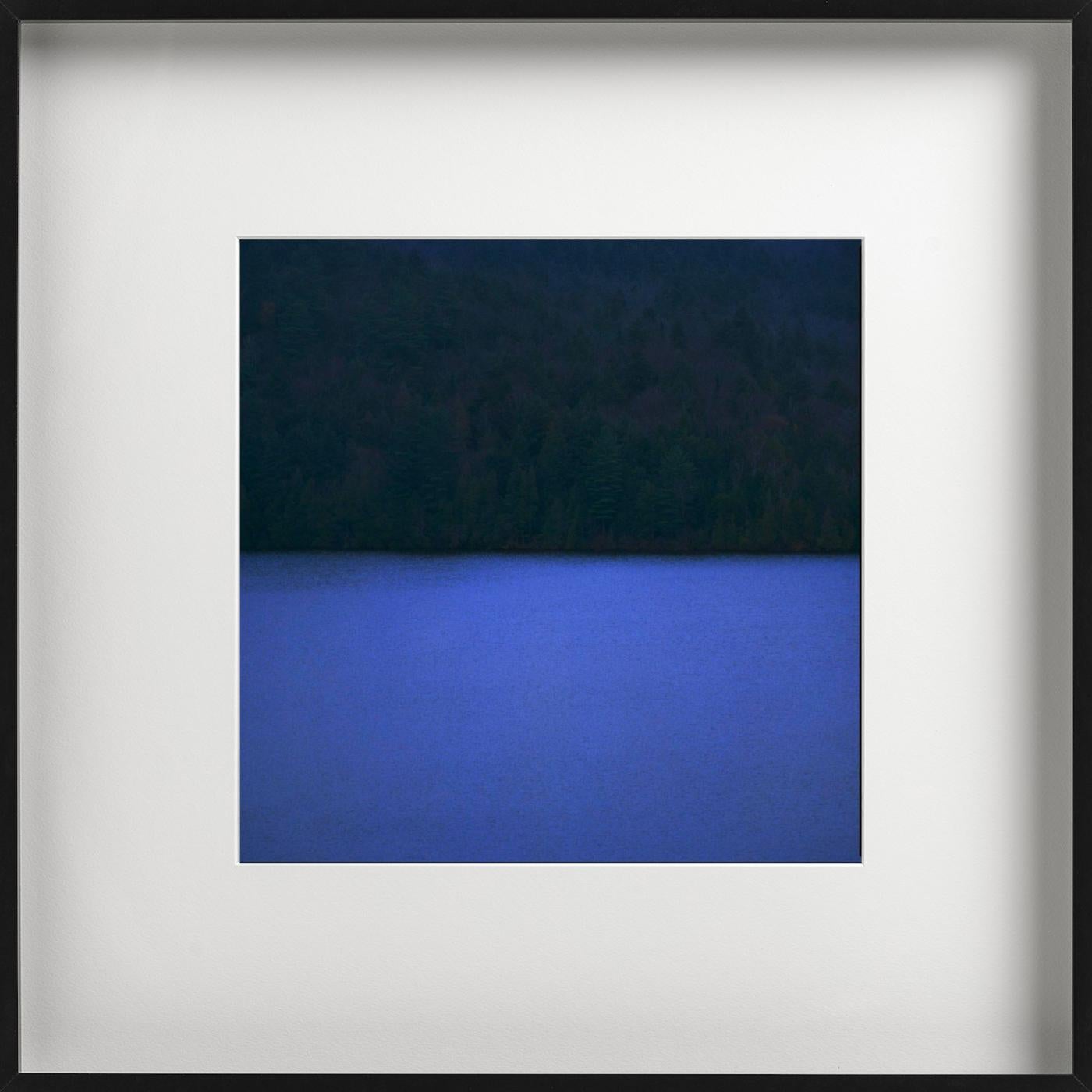 Placid Evening - stampa di un paesaggio blu con una foresta sul retro in vendita 3