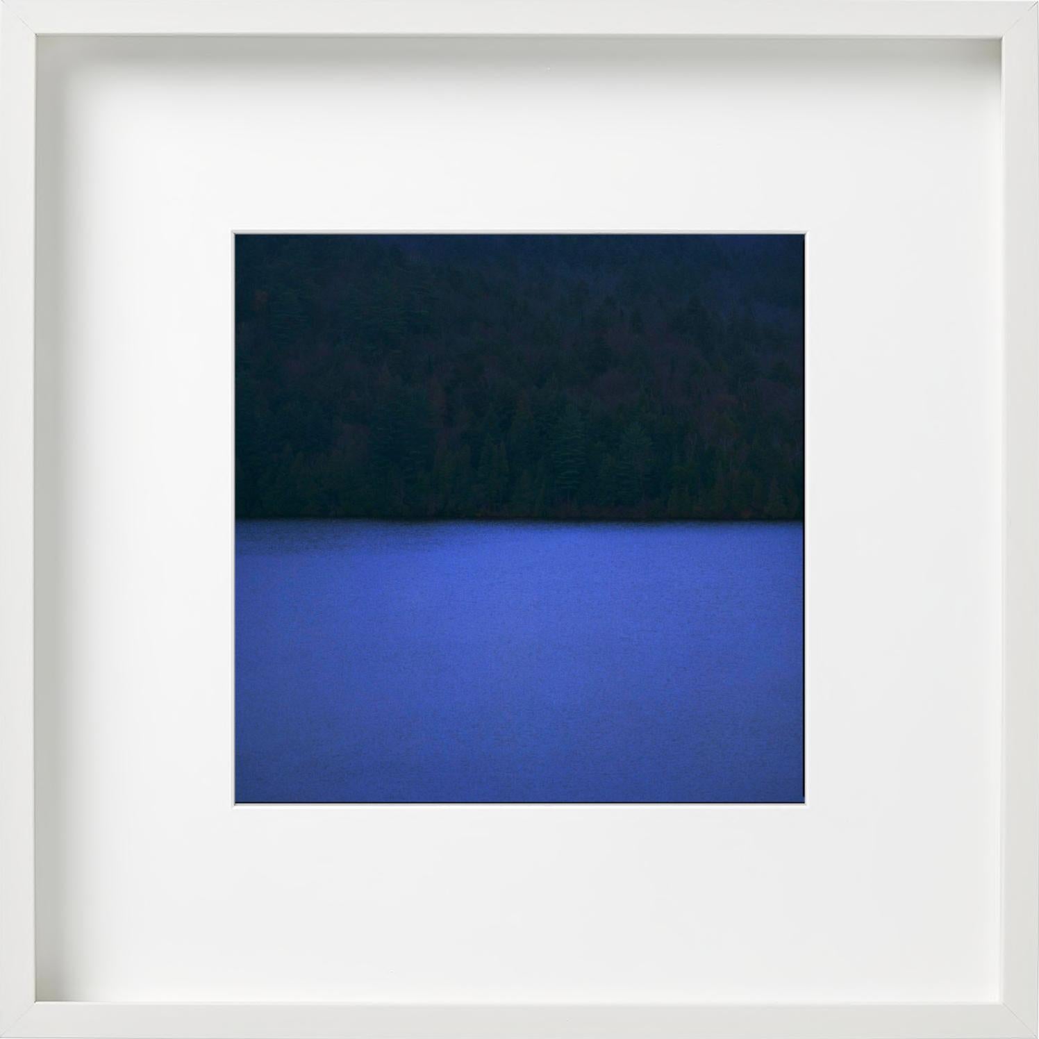 Placid Evening - stampa di un paesaggio blu con una foresta sul retro in vendita 4