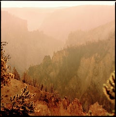 Yellowstone 28 - Montagne e alberi nella nebbia arancione, Fotografia d'autore, 2022