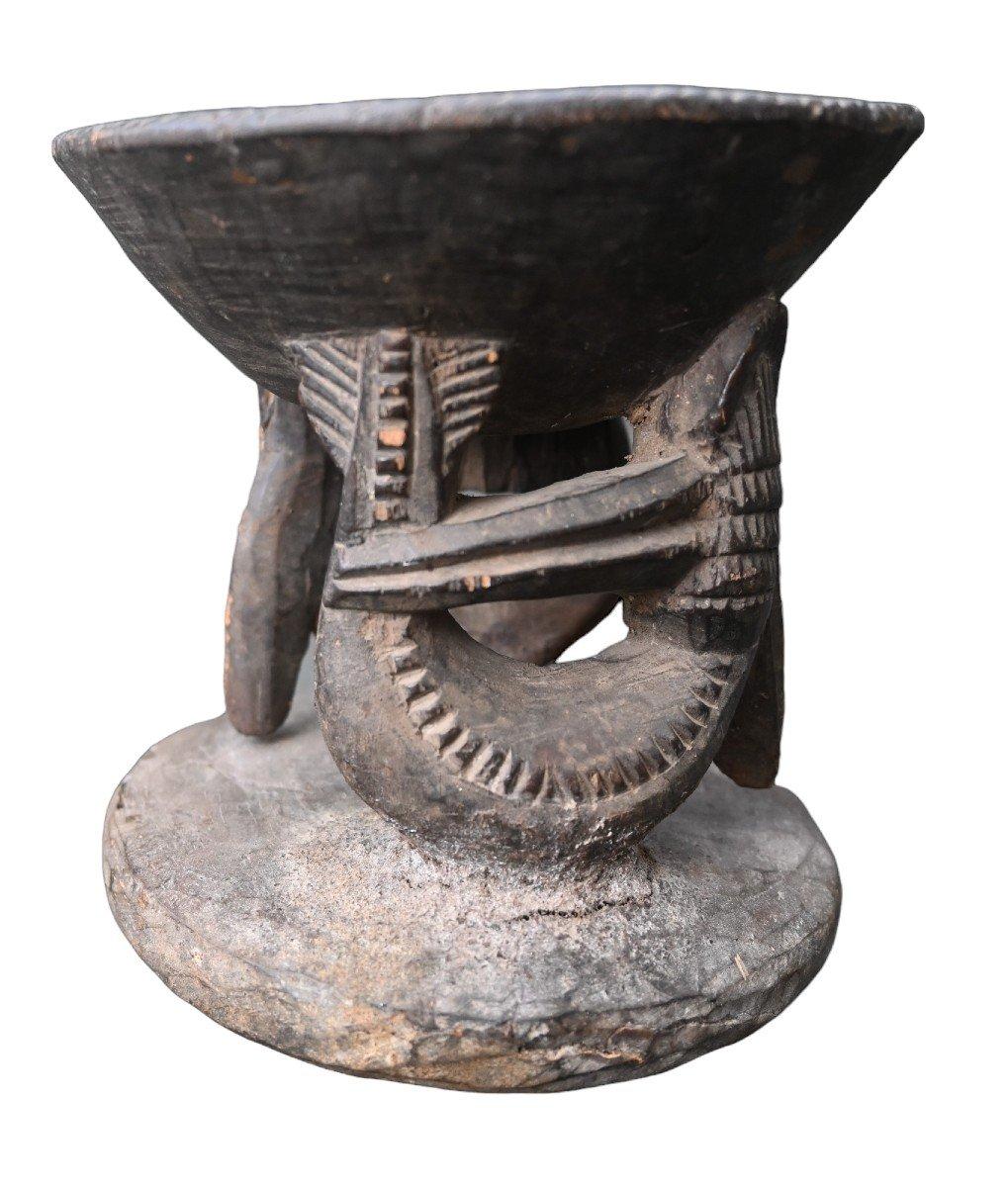Ritueller Becher für Wahrsagerei und/oder Medizin der Becher ruht auf 2 Figuren von stilisierten Vögeln Schöne dunkle Patina, teilweise knackig und glänzend Die Yoruba von Nigeria konsultieren Ifa in allen Fragen, die sie betreffen, durch einen