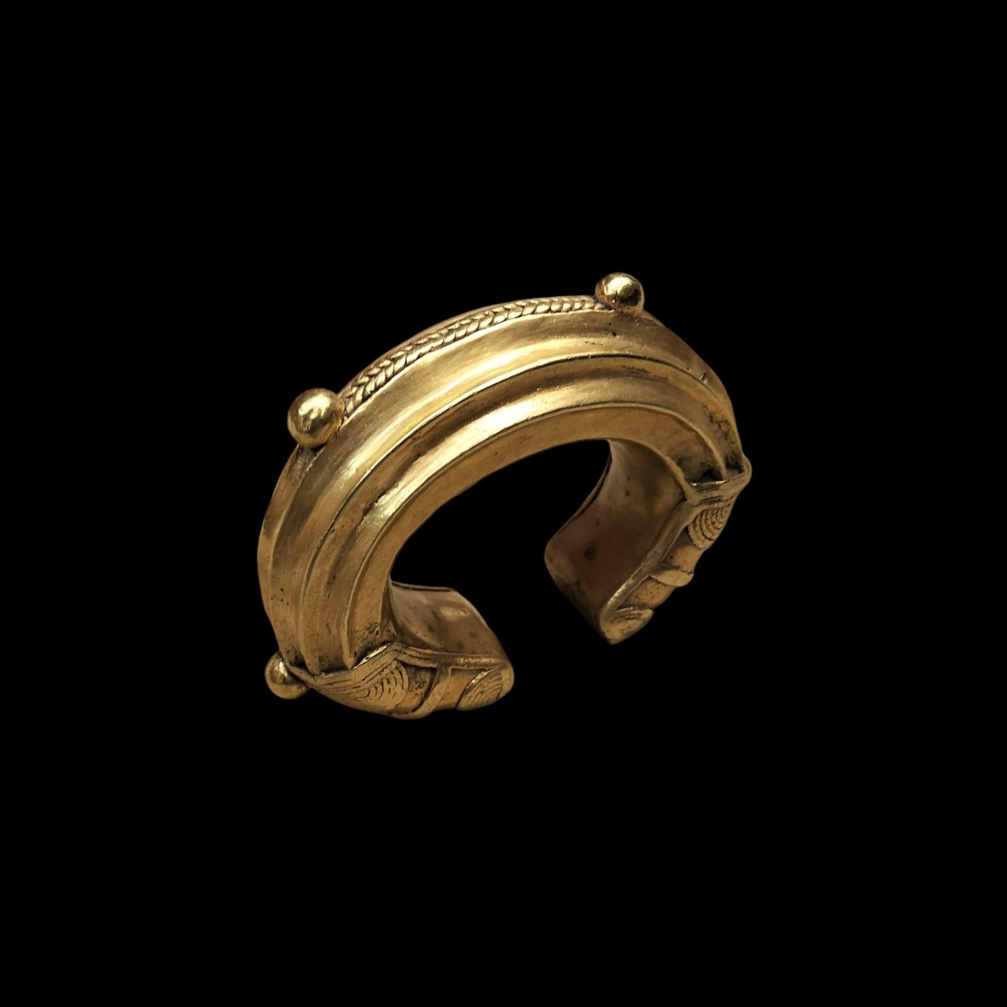 Bracciale nigeriano del XIX secolo in oro e bronzo con valuta commerciale in vendita 3