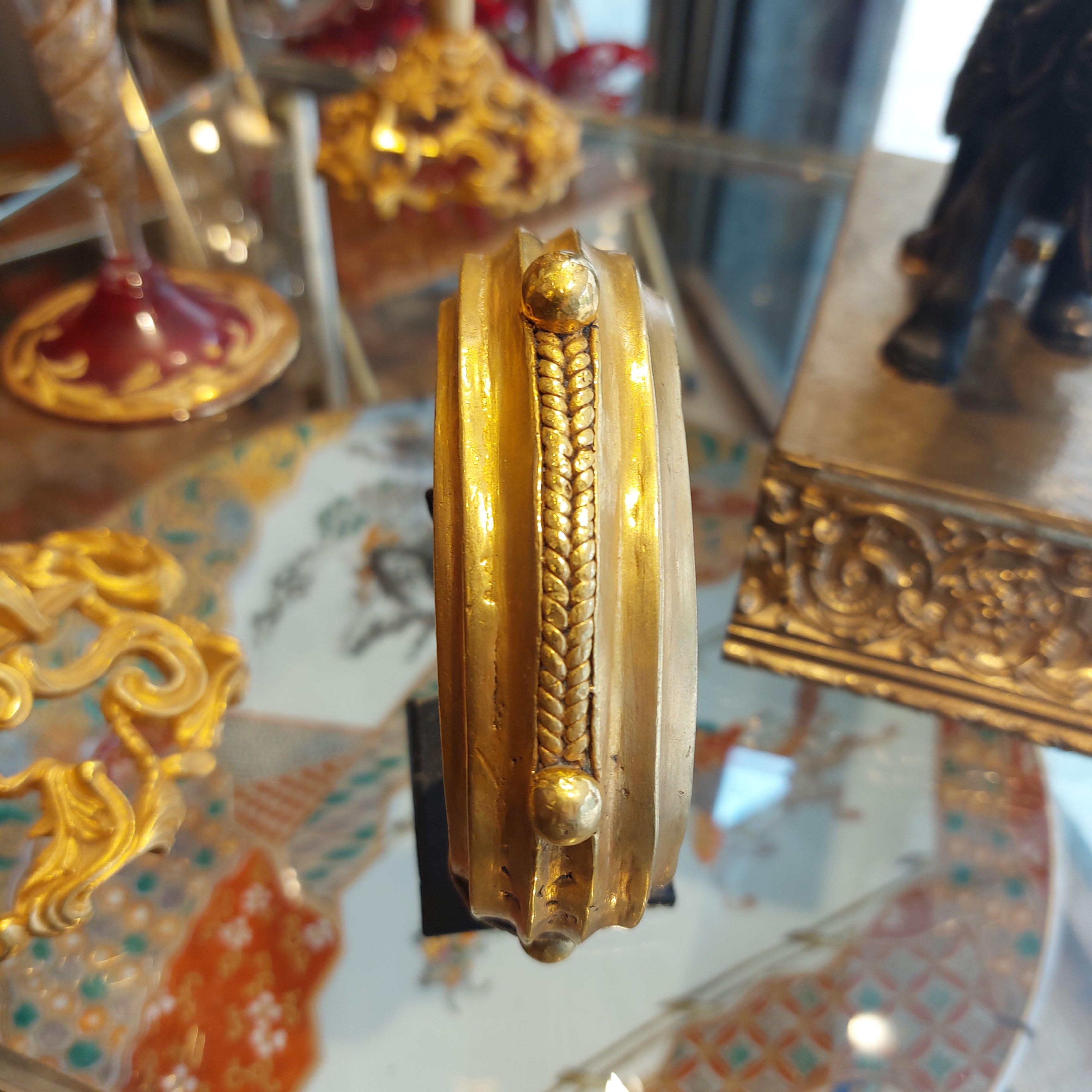 Tribale Bracciale nigeriano del XIX secolo in oro e bronzo con valuta commerciale in vendita