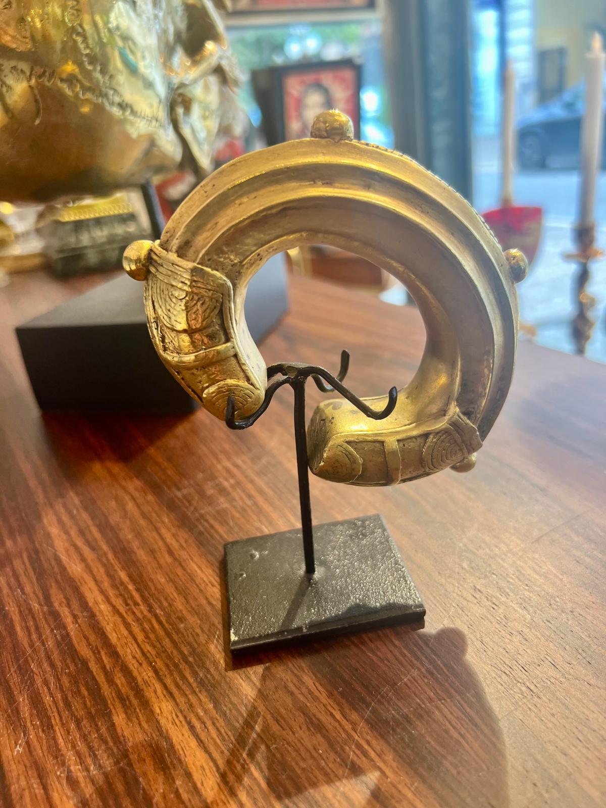 Africano Bracciale nigeriano del XIX secolo in oro e bronzo con valuta commerciale in vendita