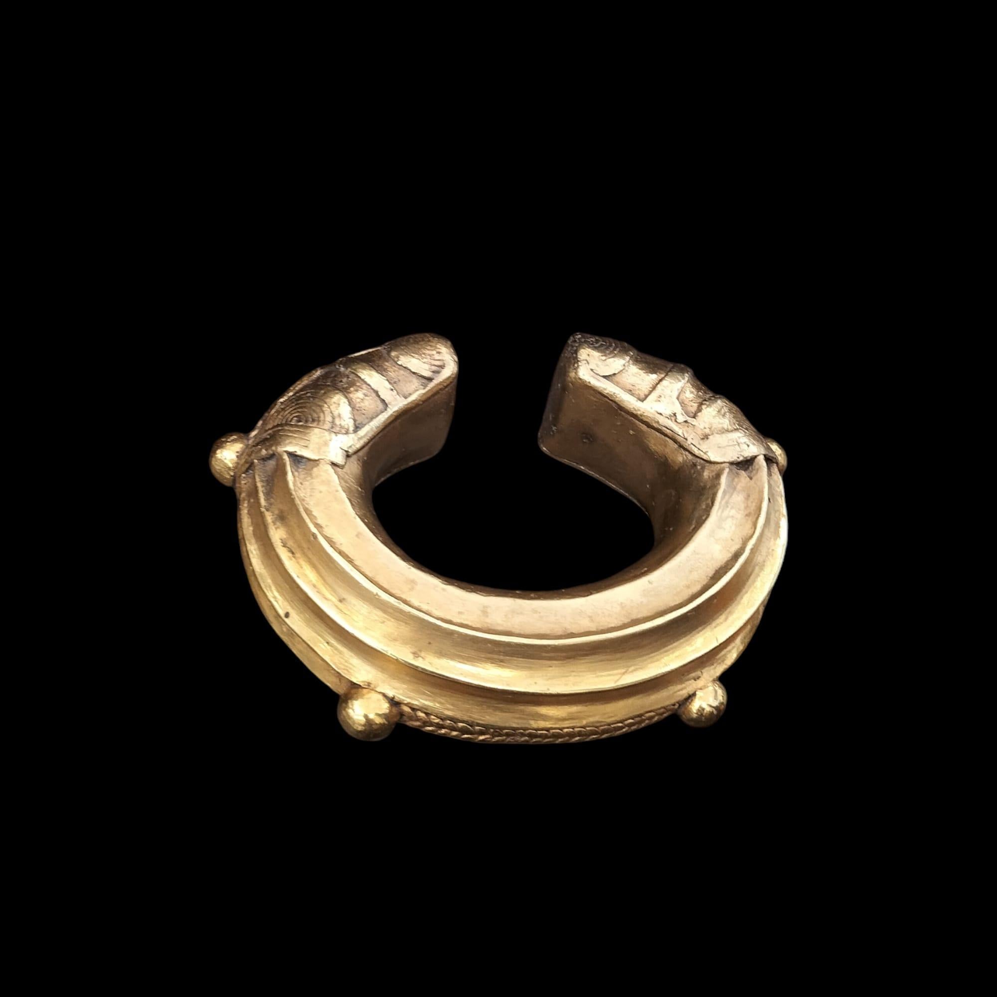 Dorato Bracciale nigeriano del XIX secolo in oro e bronzo con valuta commerciale in vendita