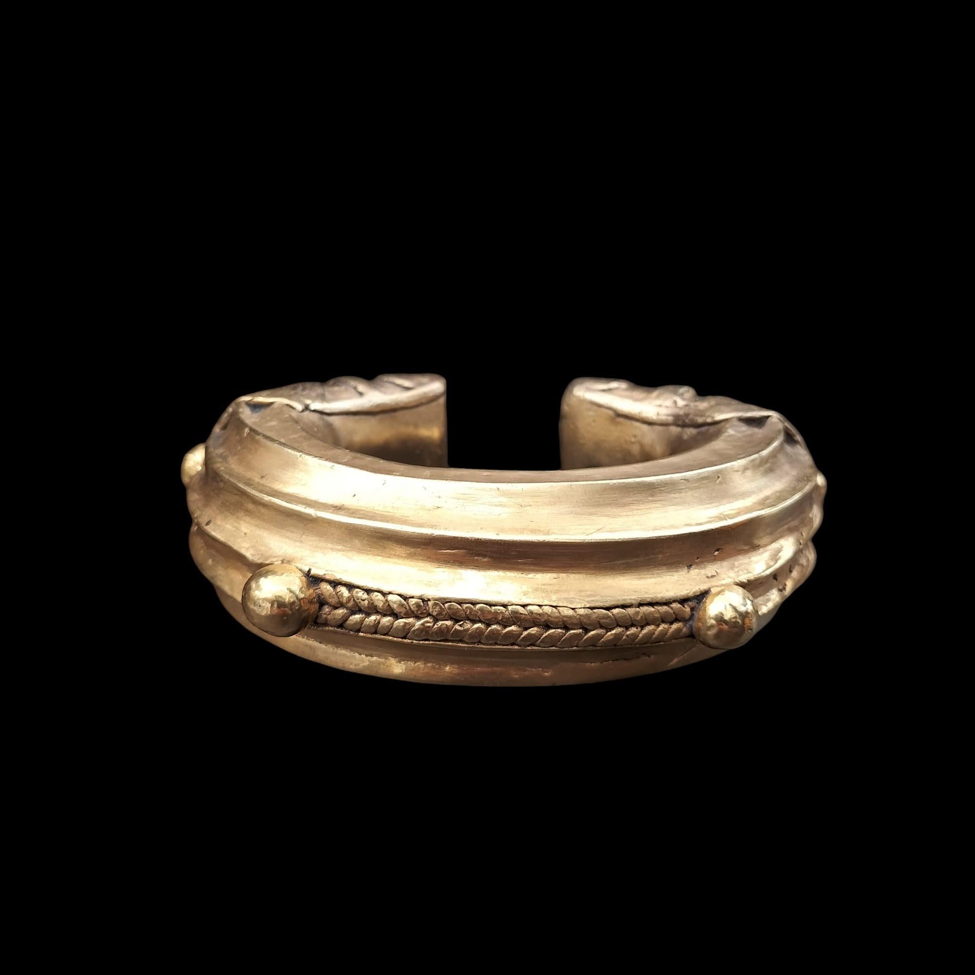 Bracciale nigeriano del XIX secolo in oro e bronzo con valuta commerciale In condizioni buone in vendita a NICE, FR