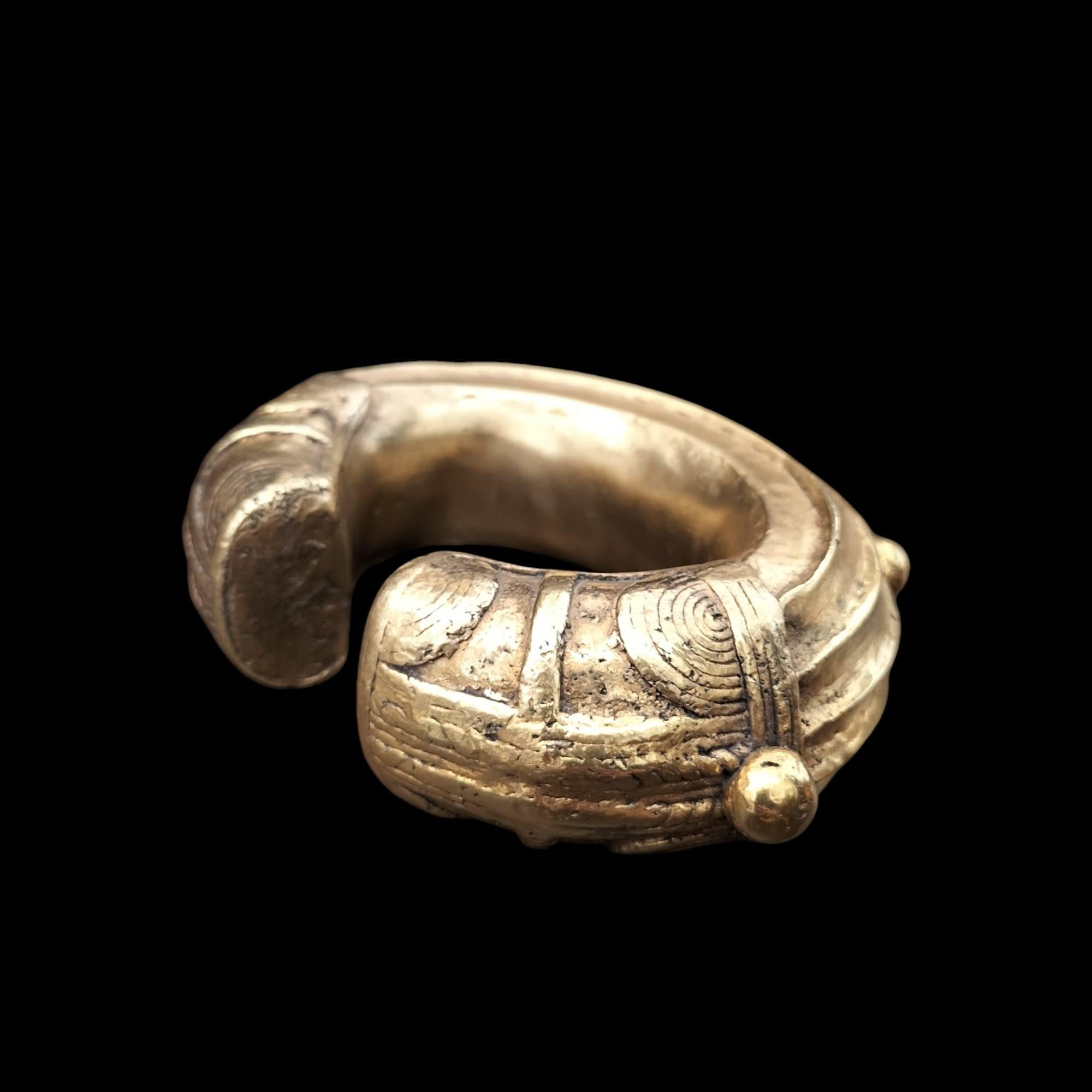Bronzo Bracciale nigeriano del XIX secolo in oro e bronzo con valuta commerciale in vendita
