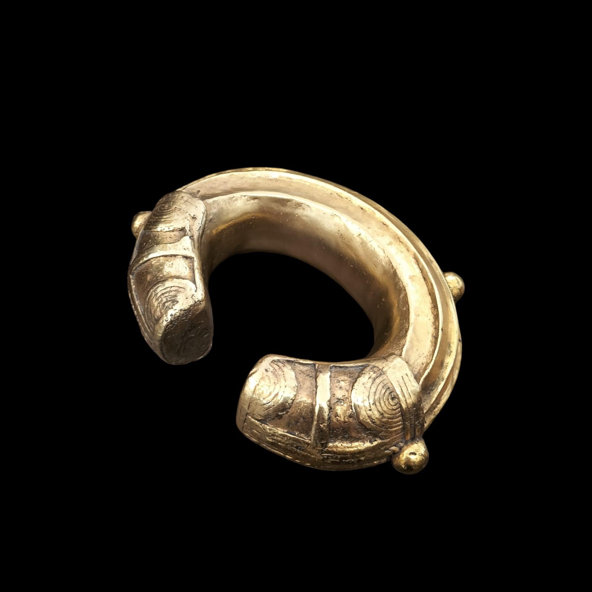 Bracciale nigeriano del XIX secolo in oro e bronzo con valuta commerciale in vendita 1