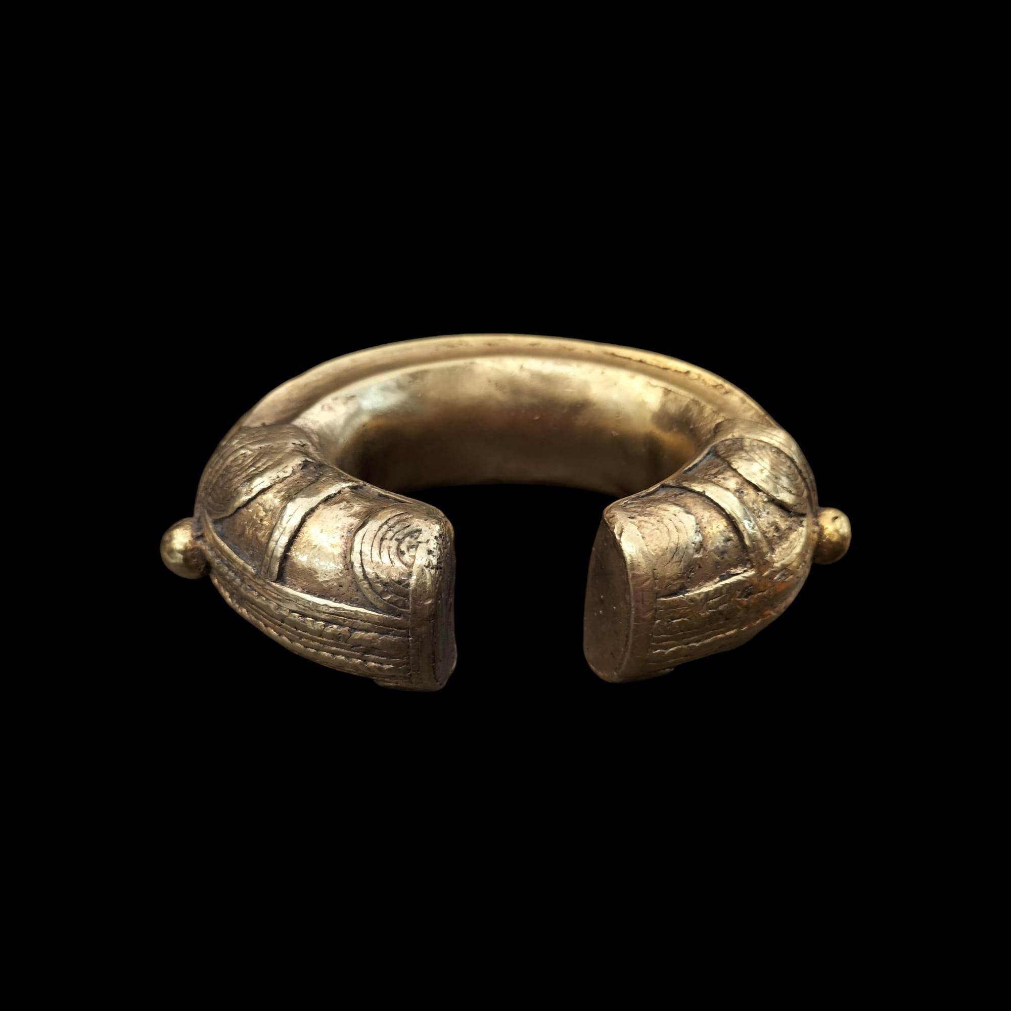 Bracciale nigeriano del XIX secolo in oro e bronzo con valuta commerciale in vendita 2