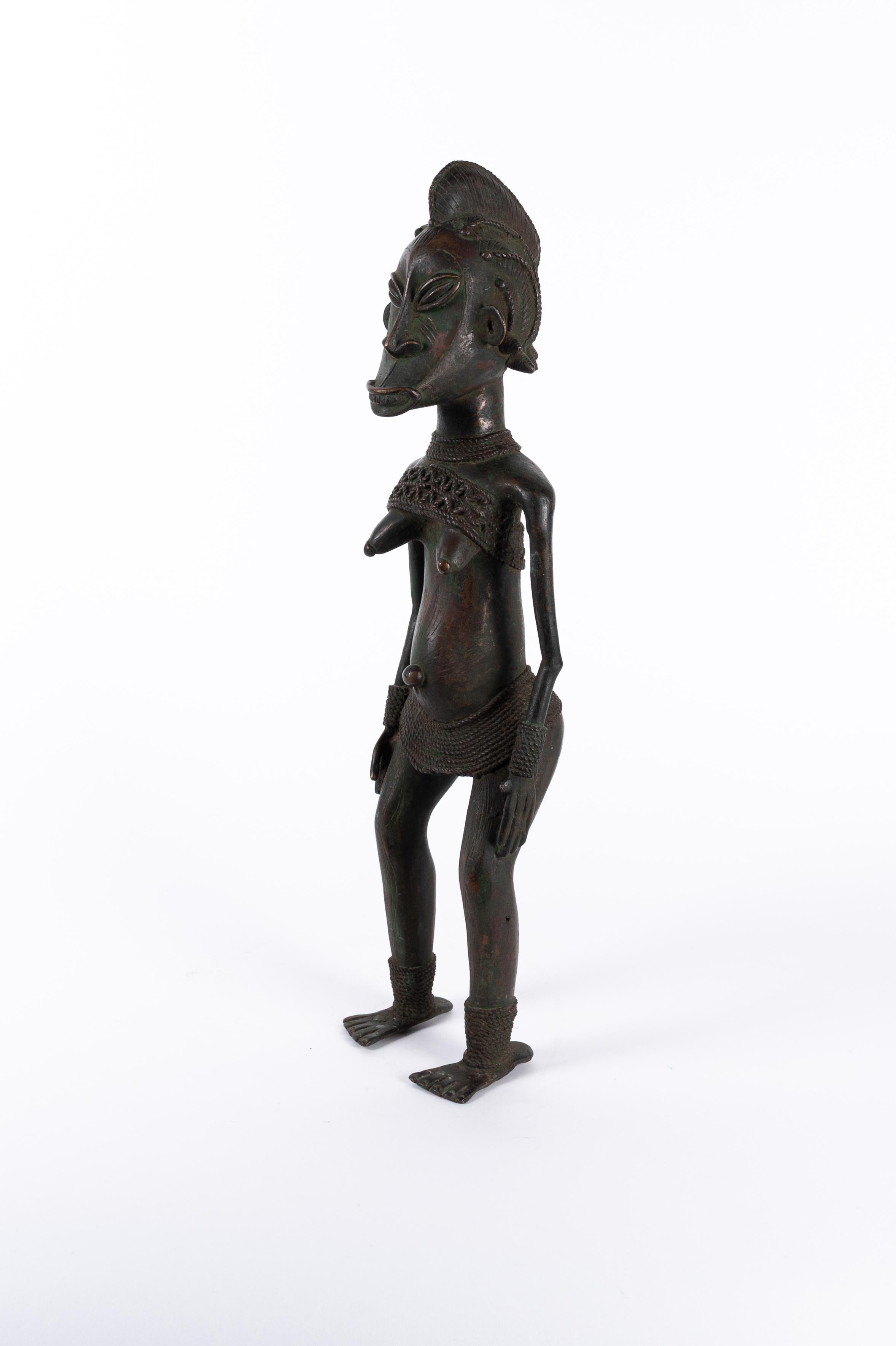 Nigerianische Igbo-Ukwu Bronzestatue im Zustand „Gut“ im Angebot in Oostende, BE