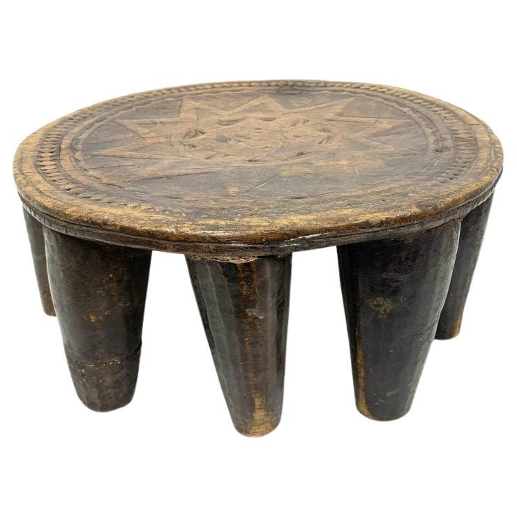 Taburete "Elefante" de la Tribu Nupe Nigeriana con Parte Superior Decorada