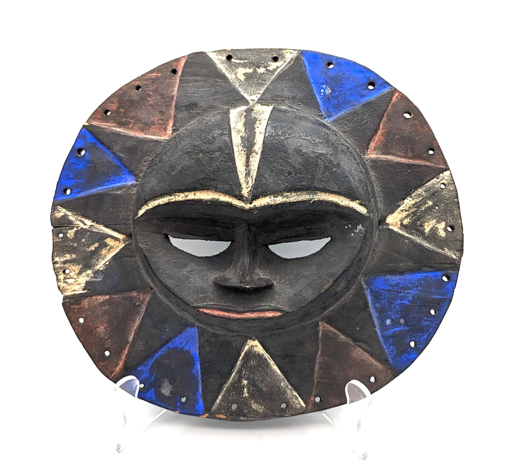 Adquirida en la Galería de Artes Tribales de Albert F. Gordon, en Manhattan, a principios de la década de 1970, se trata de una máscara de estilo Eket, típica de la tribu nigeriana que reside en la región sudoriental, vecina de las tribus ibibio y