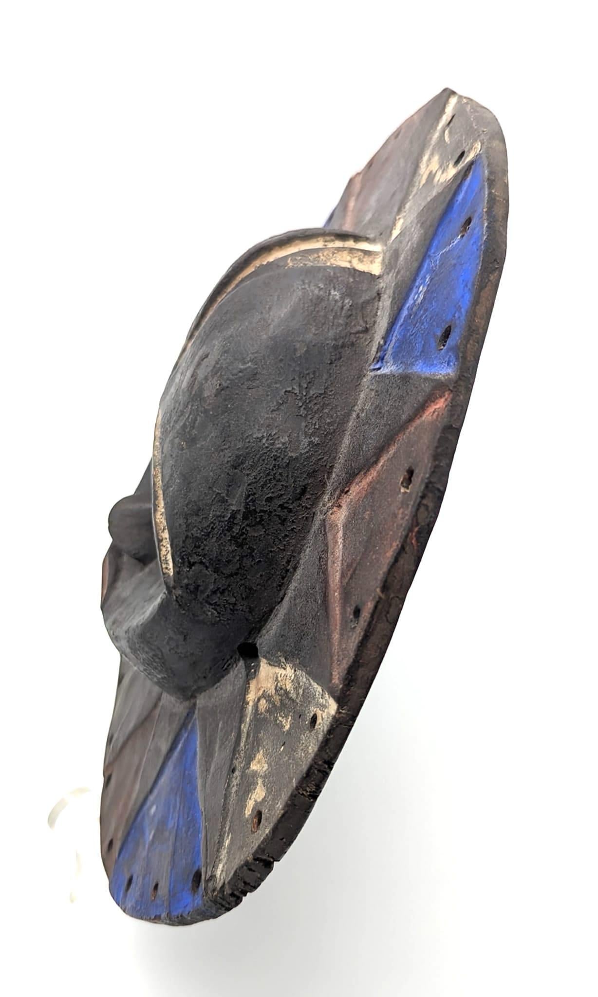 Máscara nigeriana tallada en madera de la 